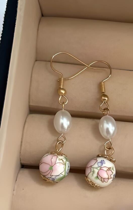 Orecchini in porcellana bianca e rosa