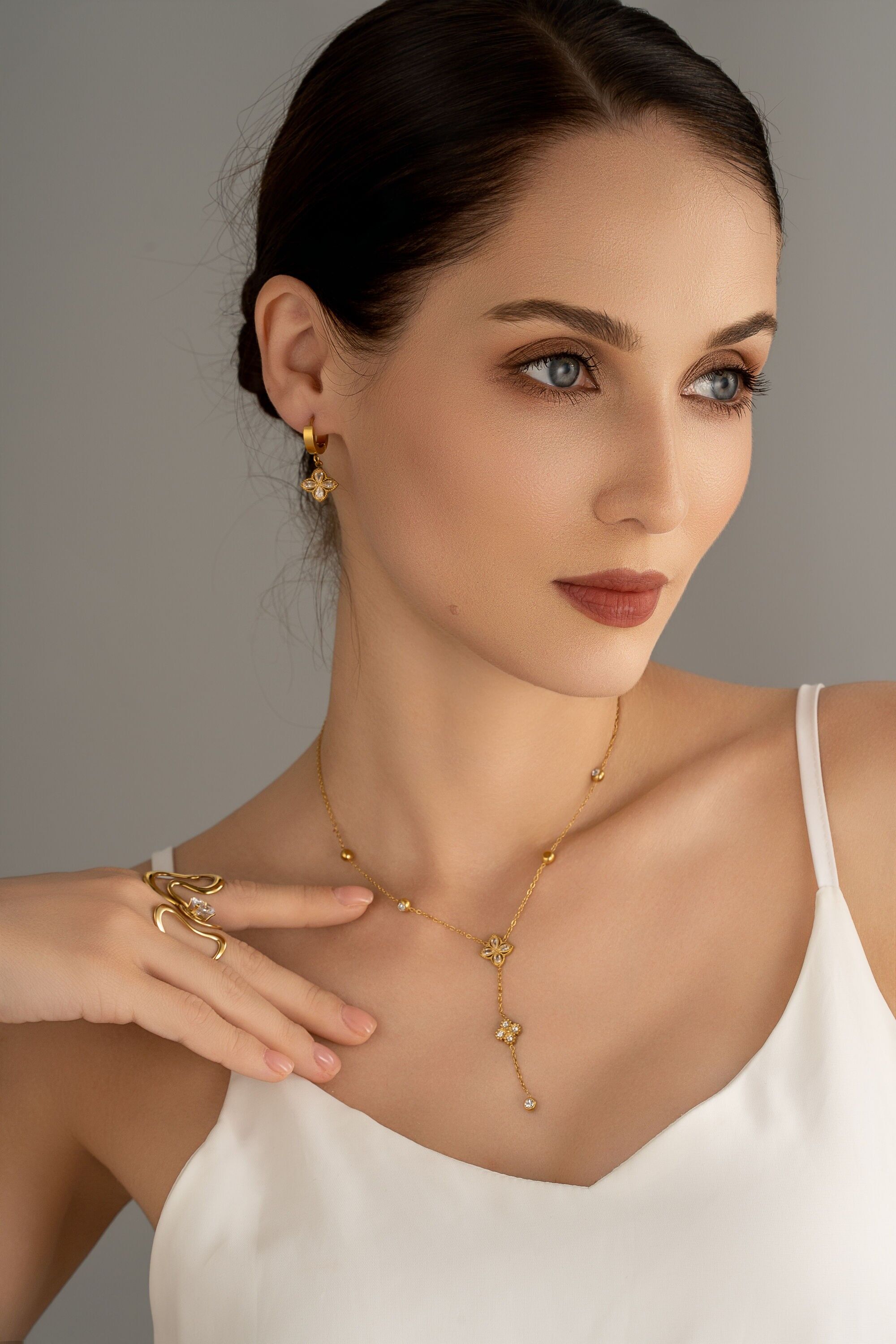 Elegance Clover Crystal Y-Halskette – Schicker und symbolträchtiger Edelstahlschmuck