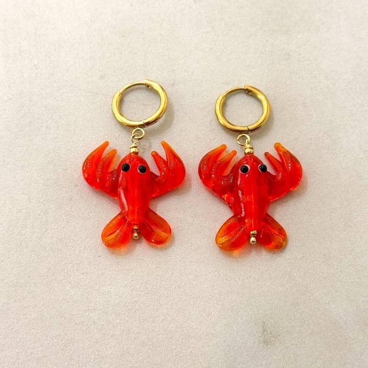 Rote Creolen aus Glas mit Hummermotiv