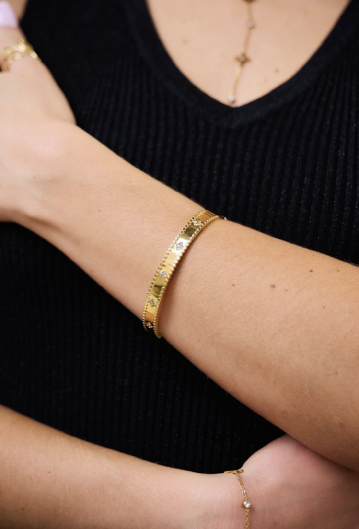 Armreif mit Sternmotiv aus goldenem Edelstahl – Glanz und Eleganz