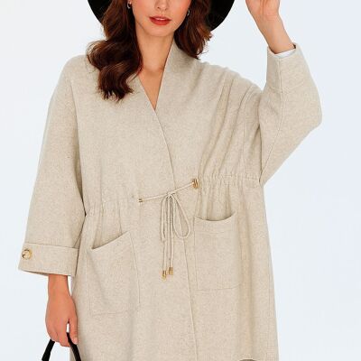 CARDIGAN IN MAGLIA MORBIDO CON COULISSE ARRECCHIATA, TASCHE E BOTTONI DECORATIVI SULLE MANICHE