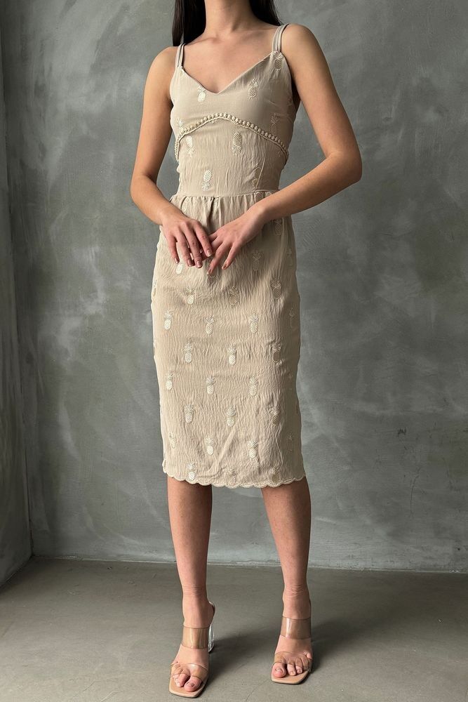 Abito beige di media lunghezza