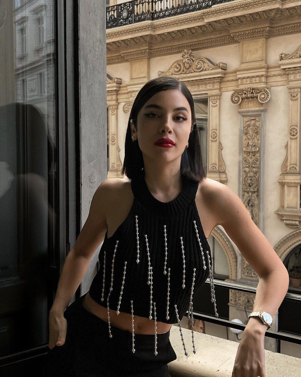 Top corto nero con perle