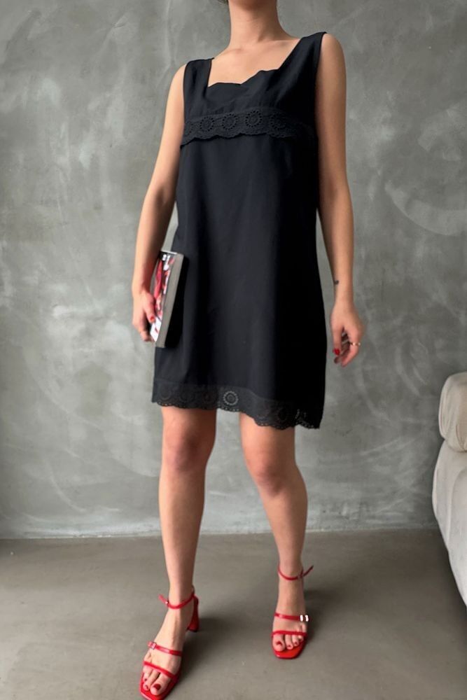 Abito nero con scollo a barca