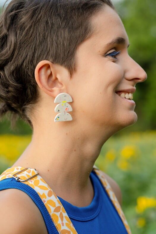 Orecchini Anni Jesmonite – Design grafico artigianale