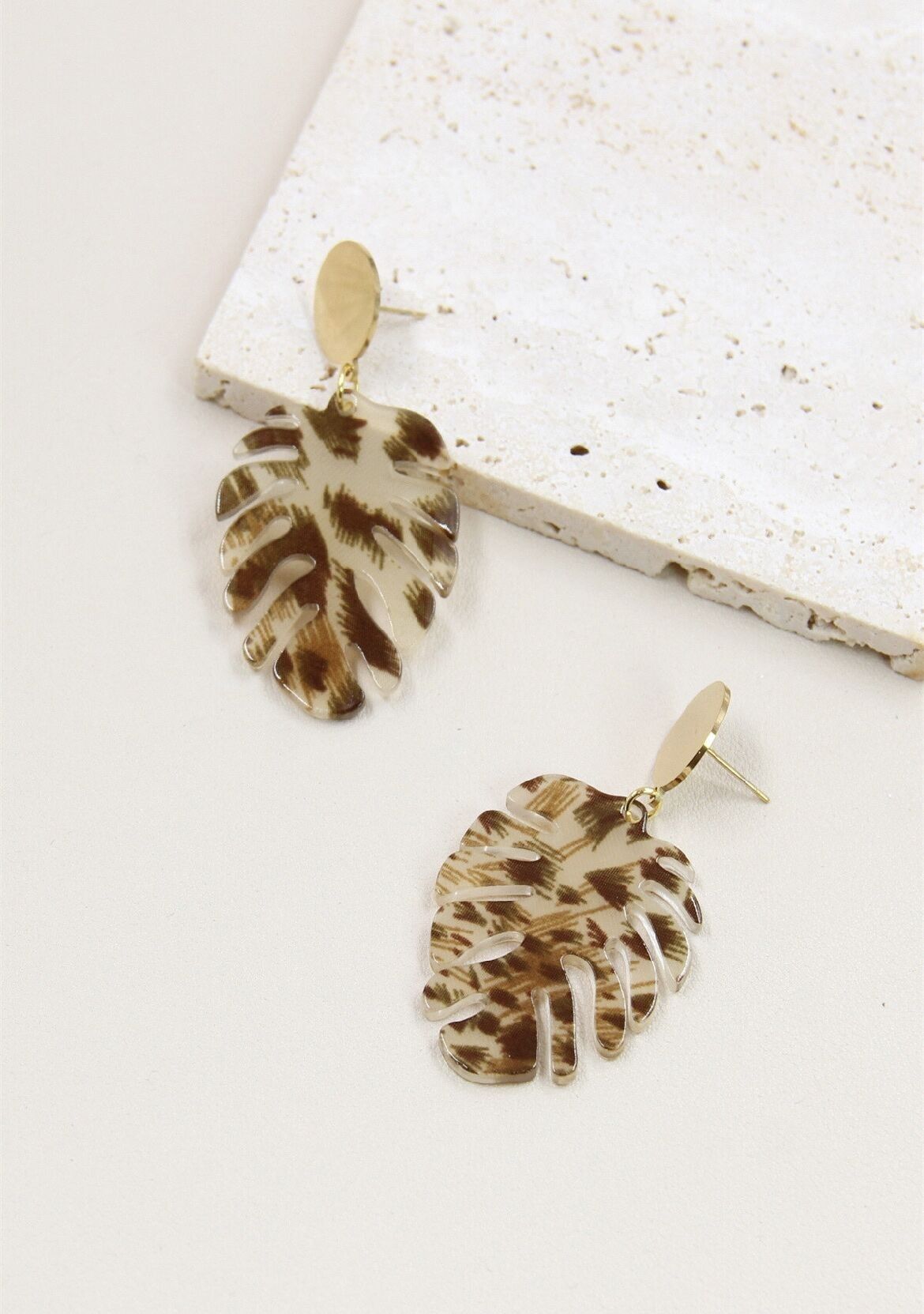 Leopardenblatt-Ohrringe aus Harz und Edelstahl