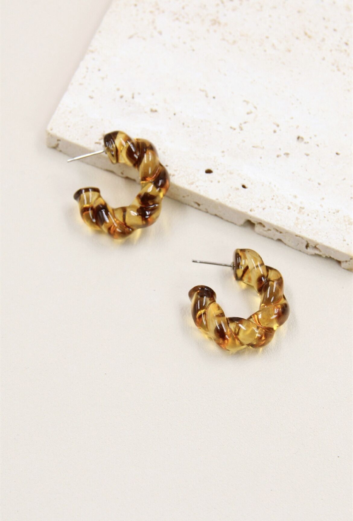 Leoparden-Creolen aus geflochtenem Harz und Edelstahl