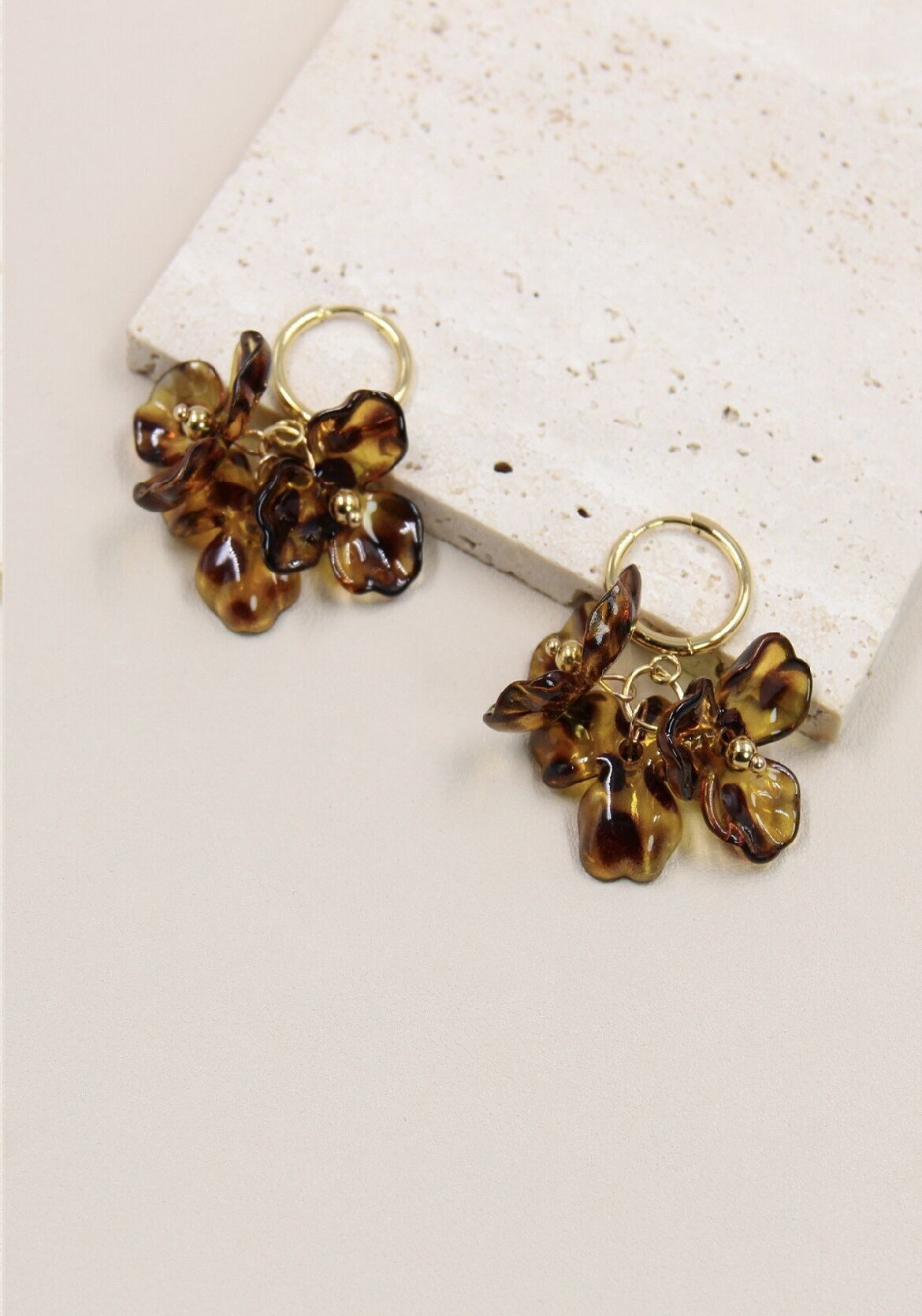 Leopardenblumen-Ohrringe aus Harz und Edelstahl