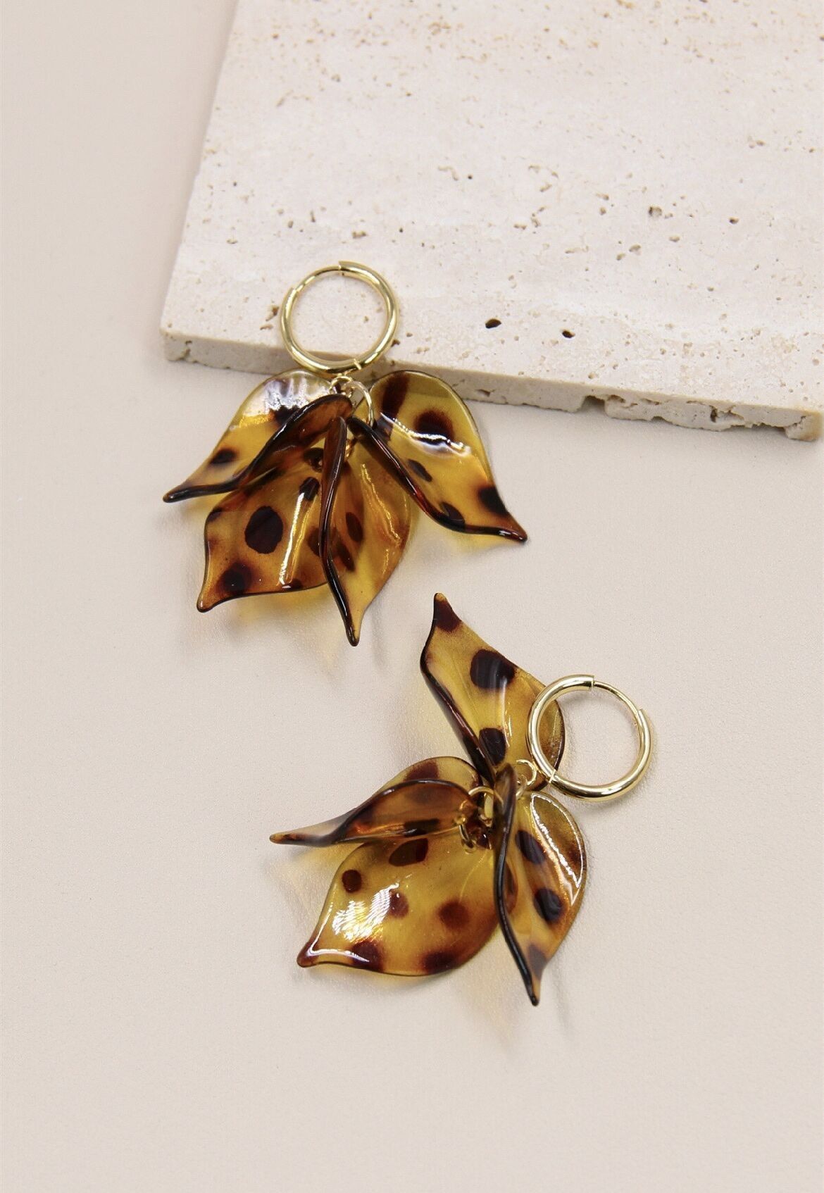 Creolen mit Leopardenblatt-Motiv: Ein modisches Meisterwerk