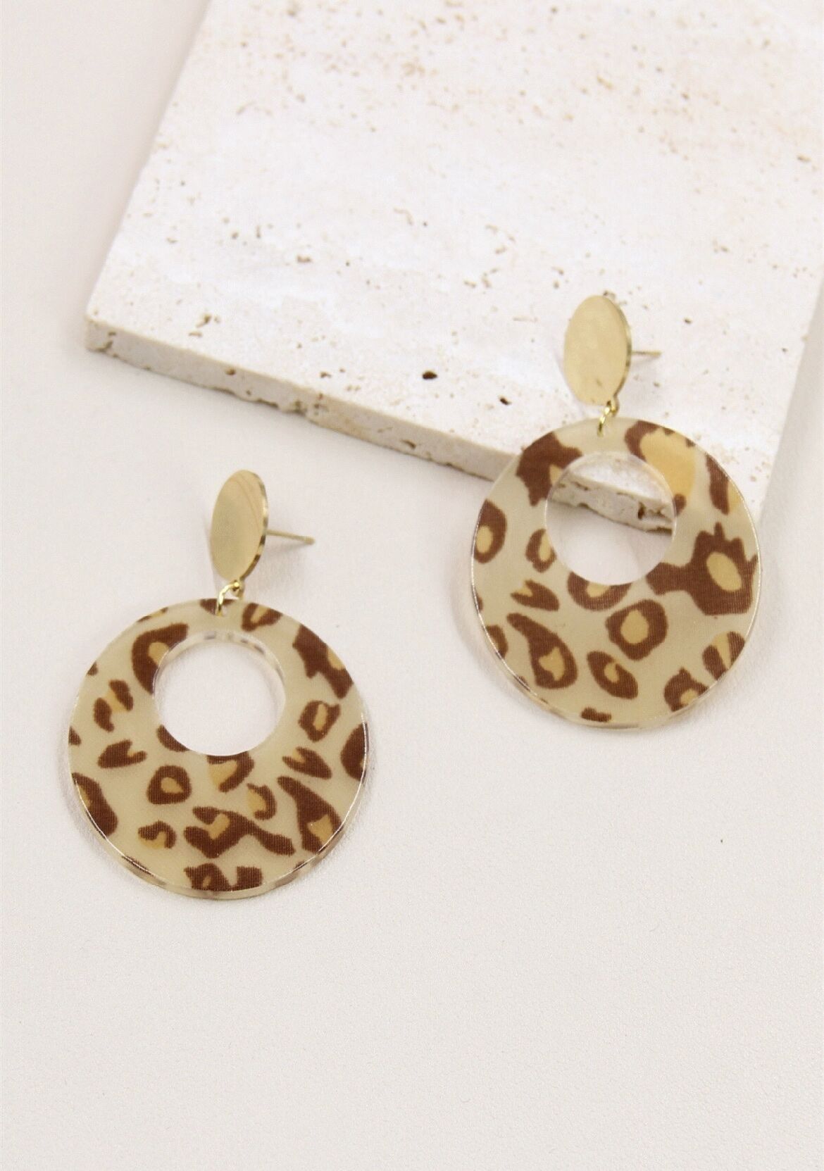 Geometrische Ohrringe aus Leopardenharz und Edelstahl