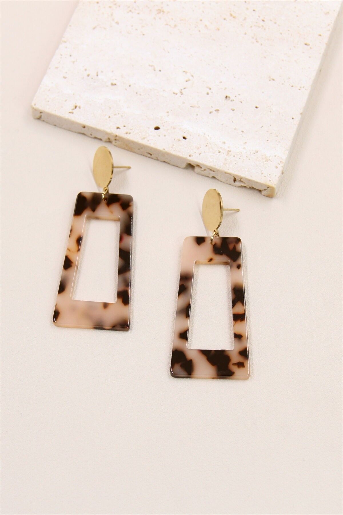 Geometrische Ohrringe aus Leopardenharz und Edelstahl