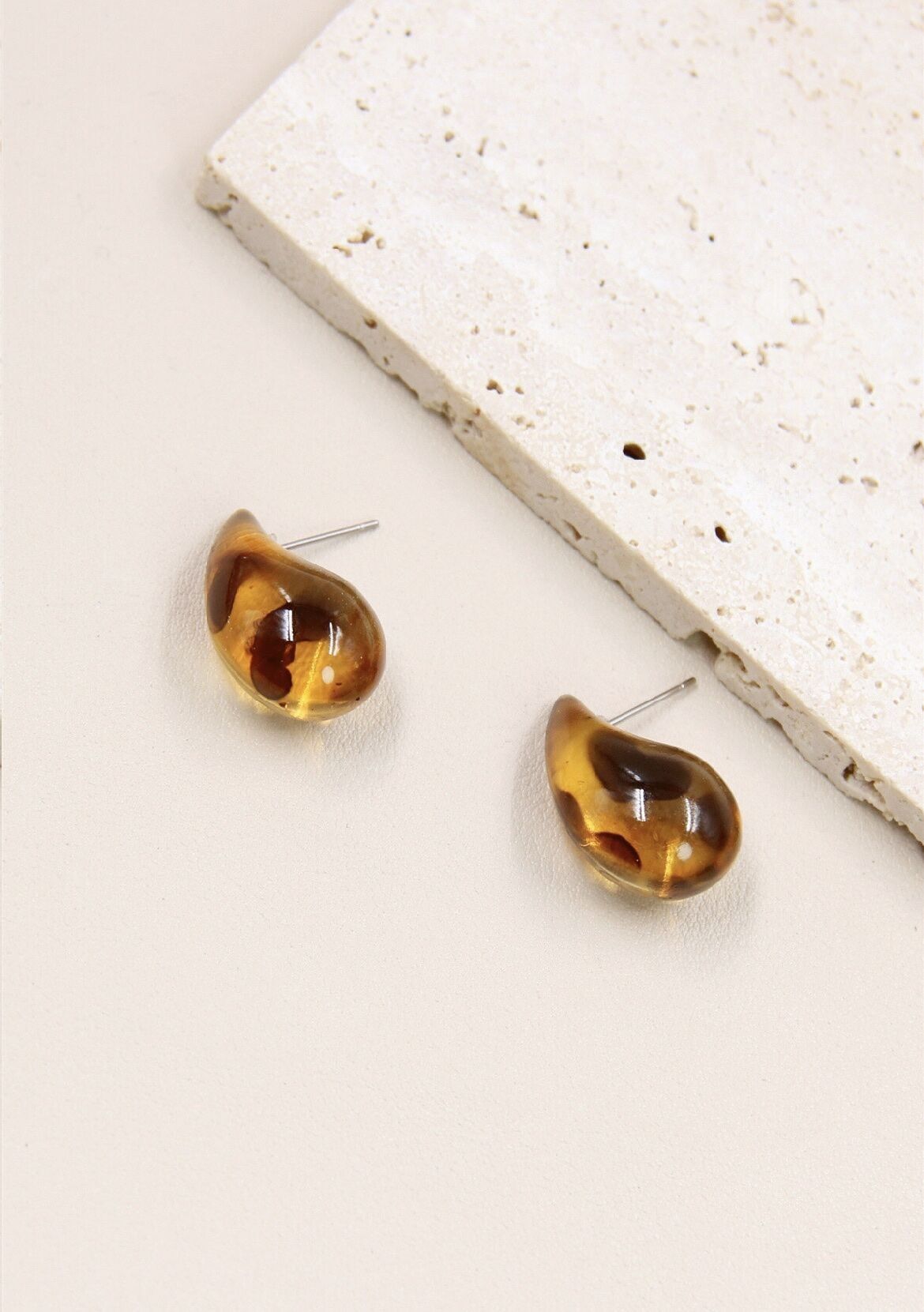 Leoparden-Tropfenohrringe aus Harz und Edelstahl