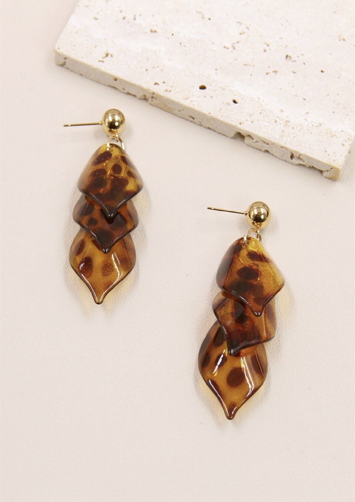 Leopardenblatt-Ohrringe aus Harz und Edelstahl