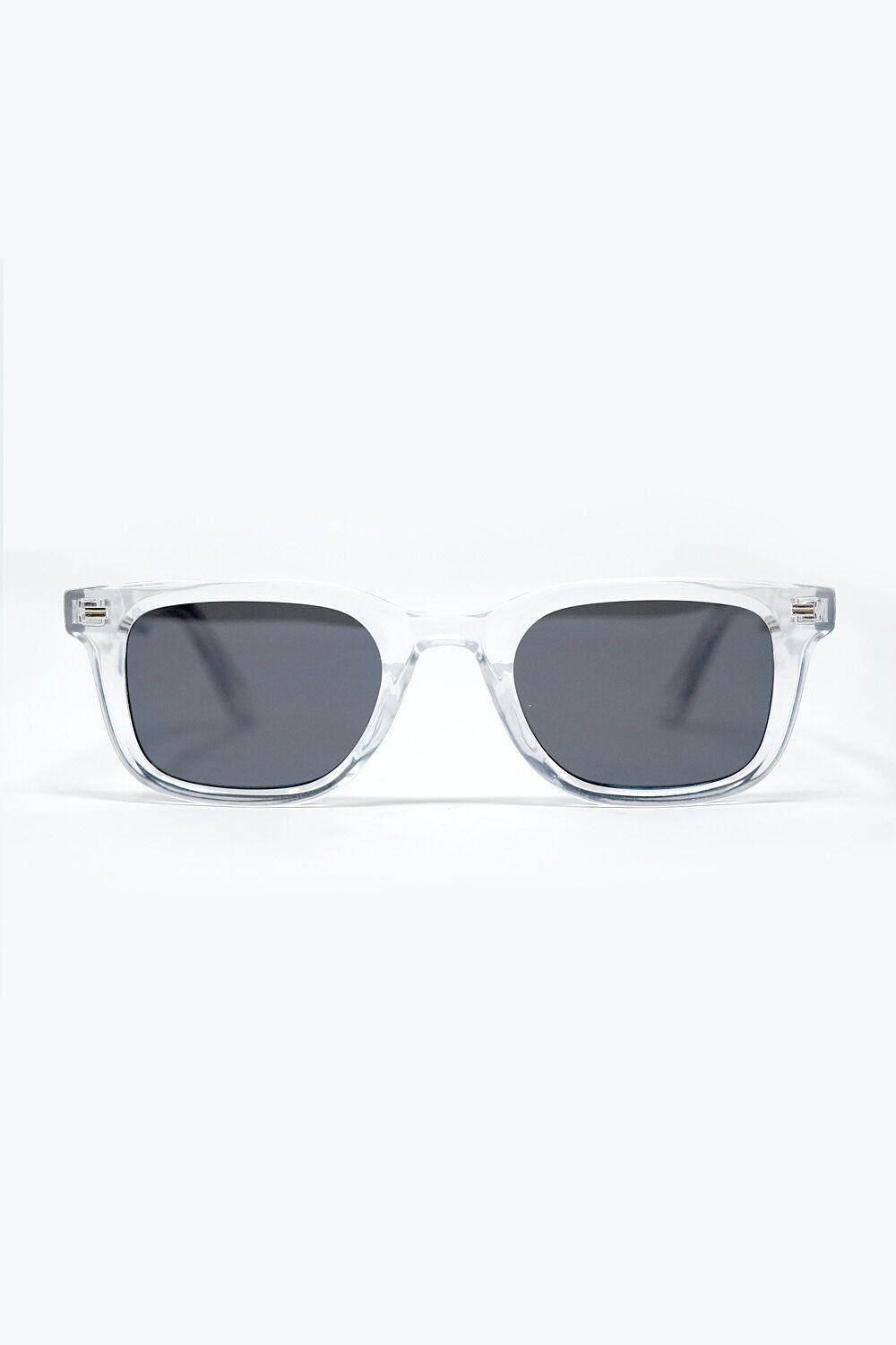 Klare, quadratische Sonnenbrille mit schwarzen Verlaufsgläsern und seitlichen Metalldetails