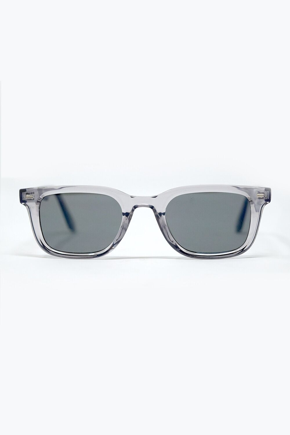 Graue, quadratische Sonnenbrille mit schwarzen Verlaufsgläsern und seitlichen Metalldetails