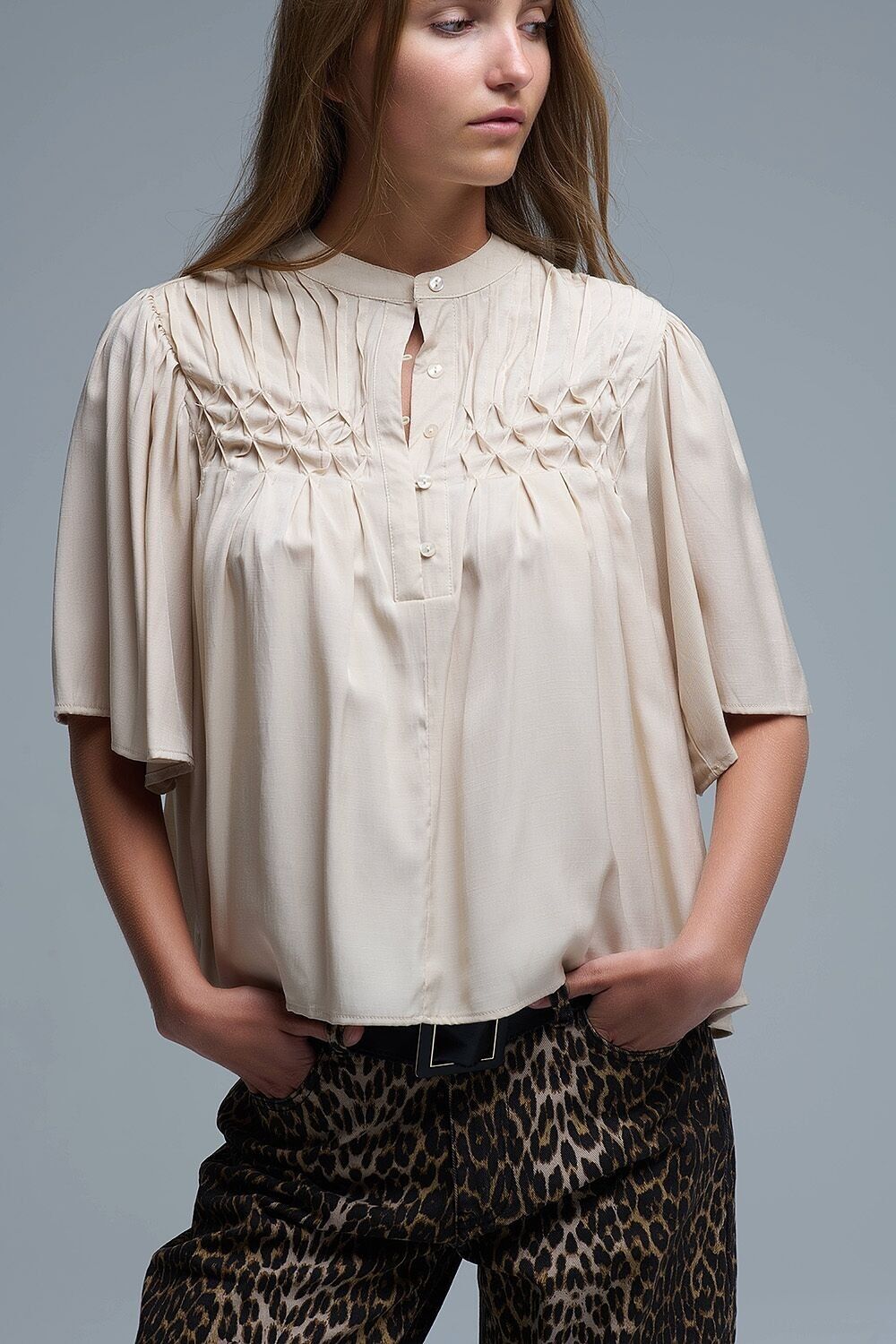 Blusa beige rilassata in stile boho con dettagli ricamati