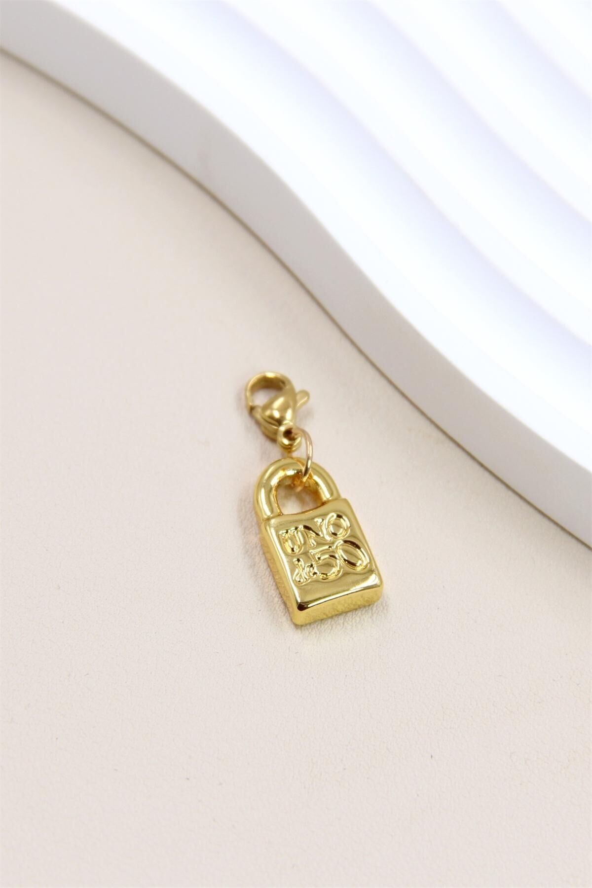 Colgante de candado de acero inoxidable con grabado: elegancia y estilo