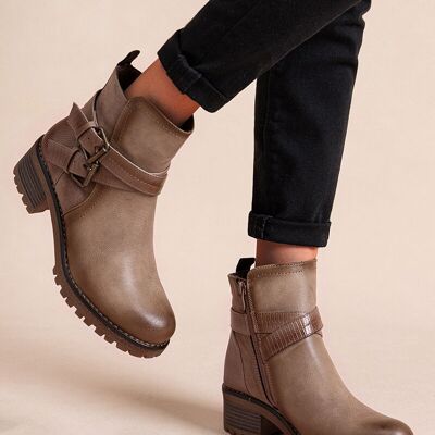 Botines con hebilla para mujer: estilo informal y personalidad segura
