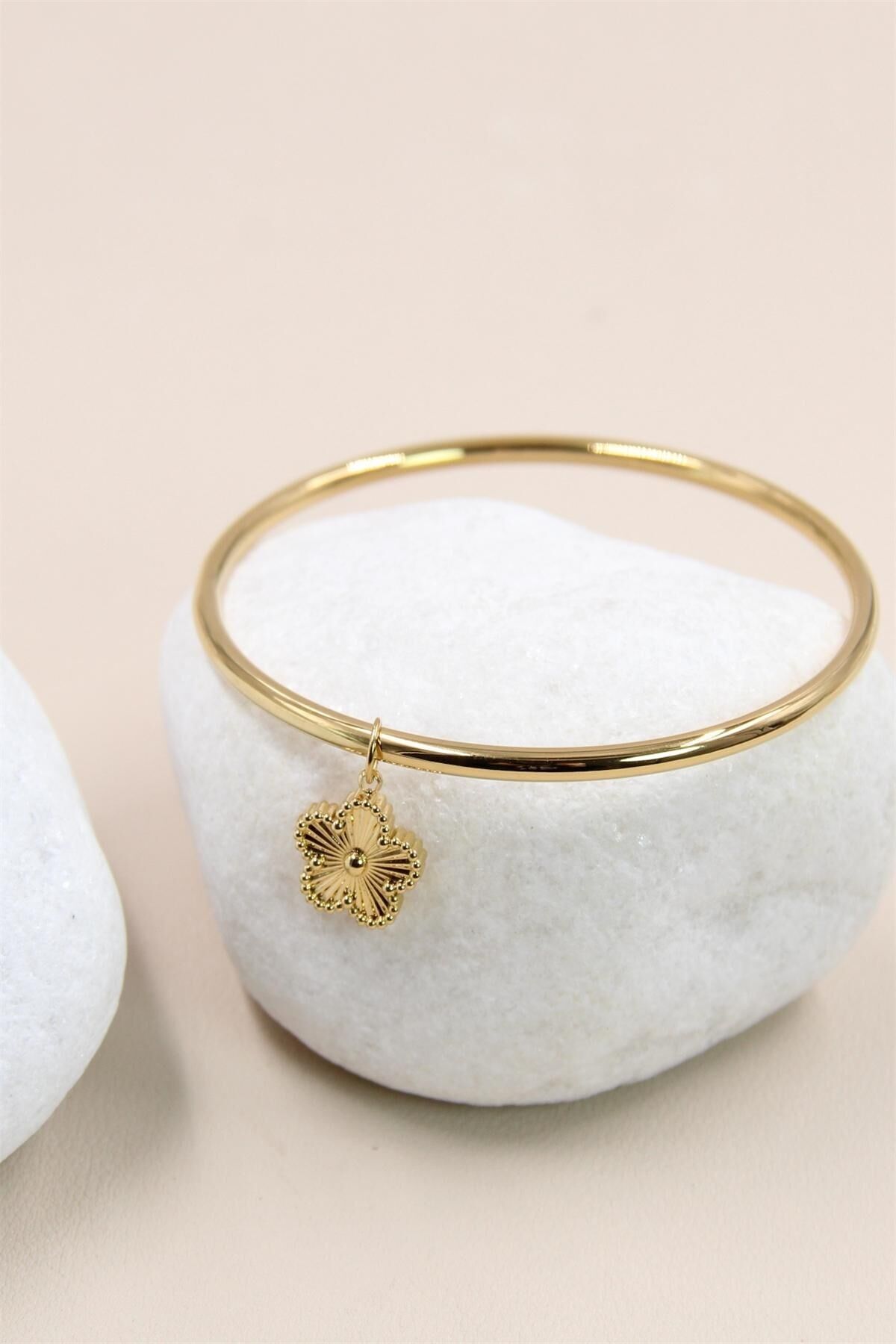 Armreif mit Blumenmotiv aus Edelstahl – Florale Eleganz