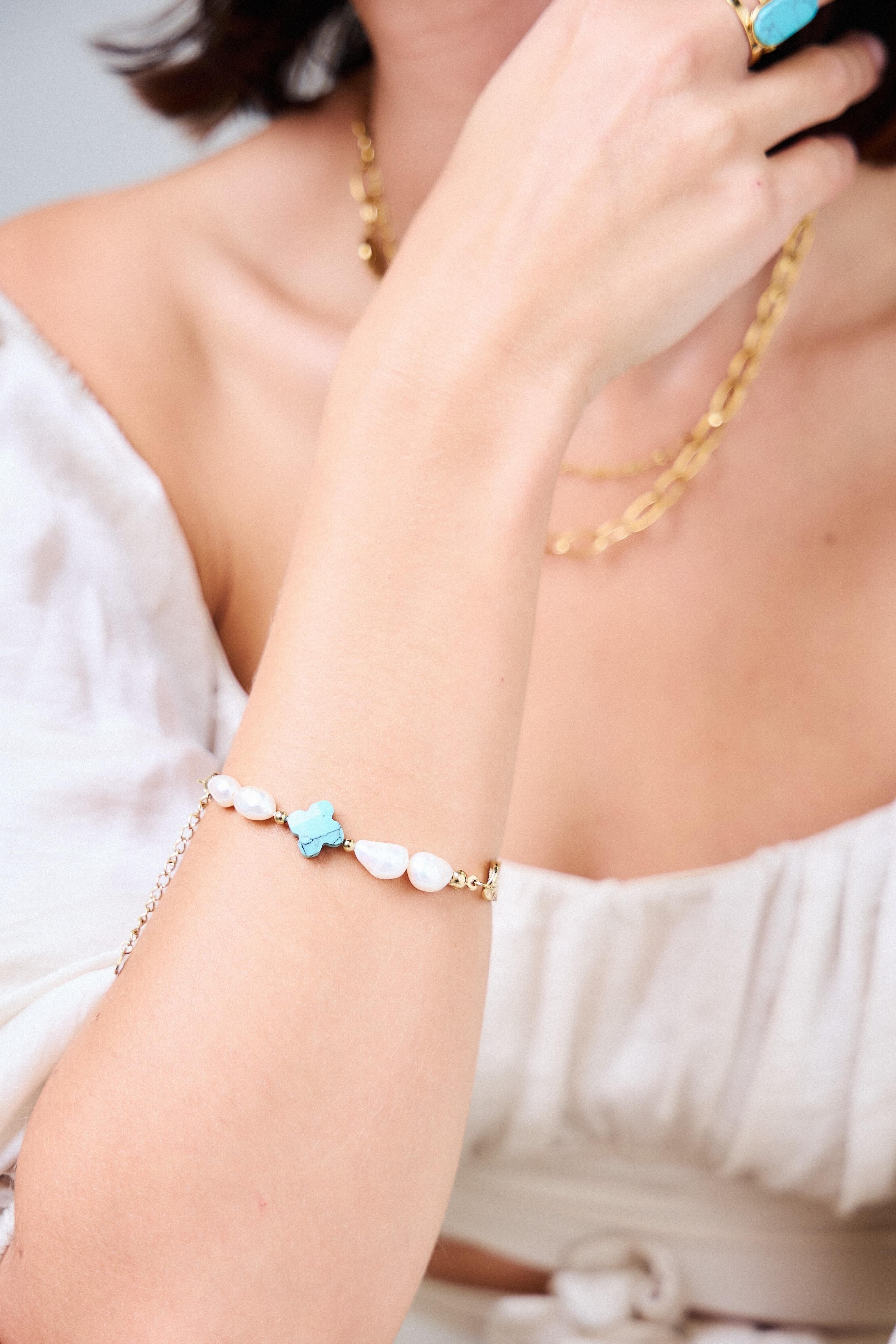 „LOVE“-Armband aus Edelstahl, verziert mit Zuchtperlen