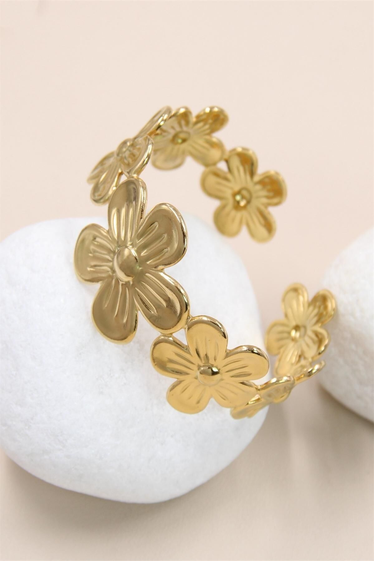 Verstellbarer Armreif mit Blumenmotiv aus Edelstahl – Florale Eleganz