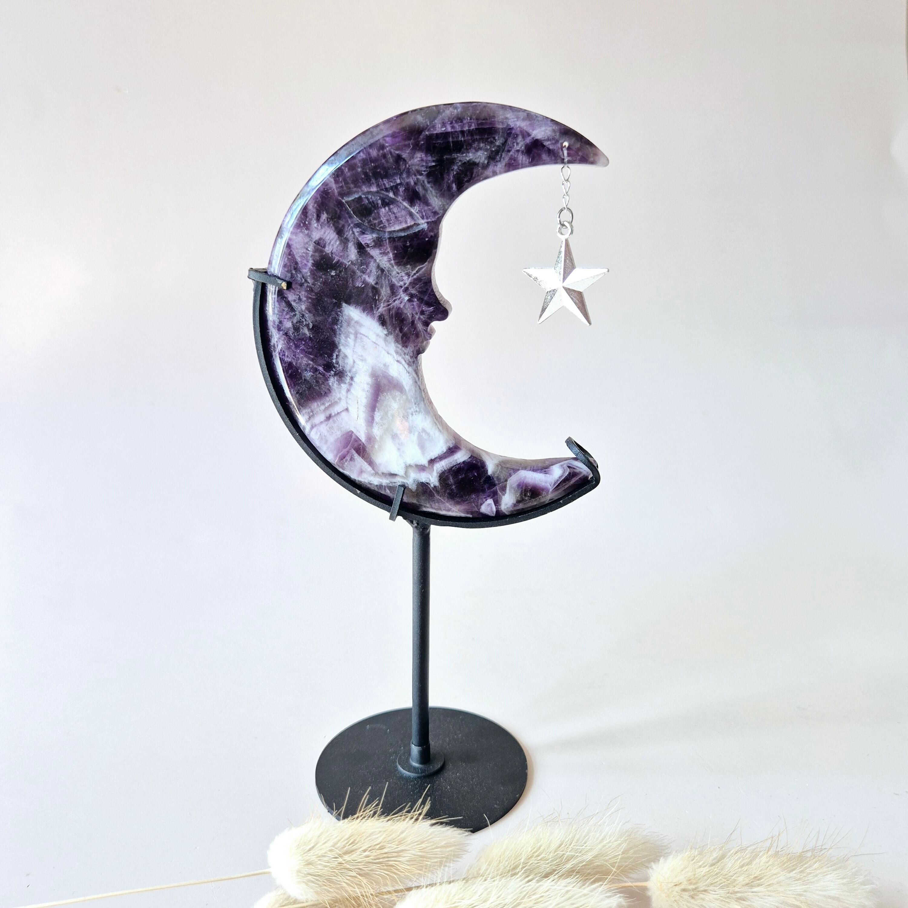 Luna de Amatista de Ensueño con Soporte – 10 cm #2 – Grabado de Cara de Piedra Preciosa con Interior Espiritual (copia)