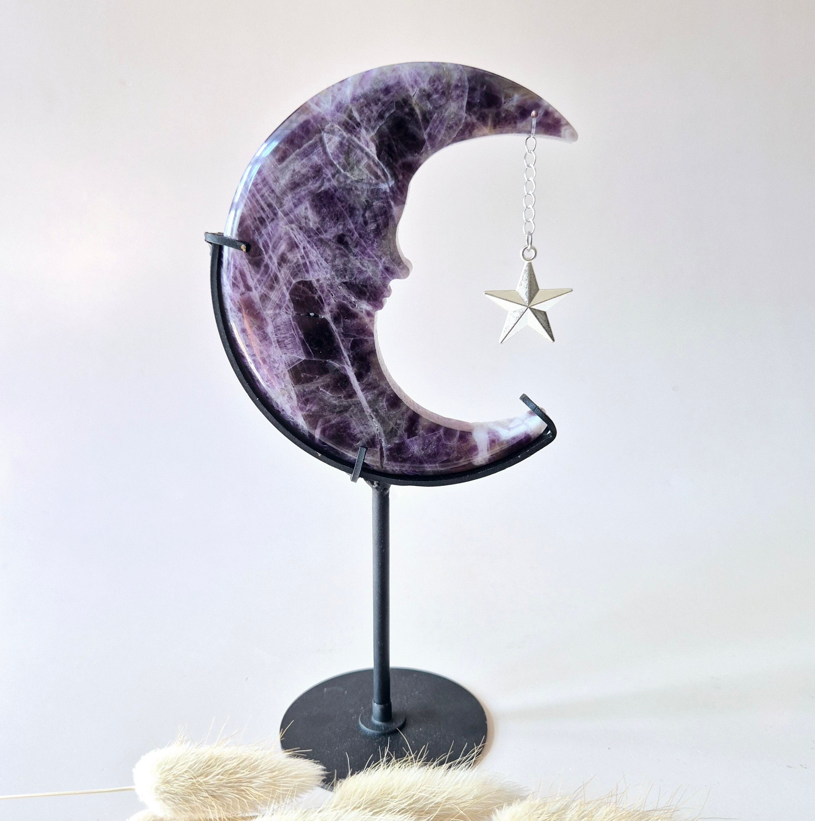 Luna de Amatista de Ensueño en Soporte – 10 cm #5 – Grabado Facial con Piedra Preciosa Interior Espiritual (copia) (copia) (copia) (copia)