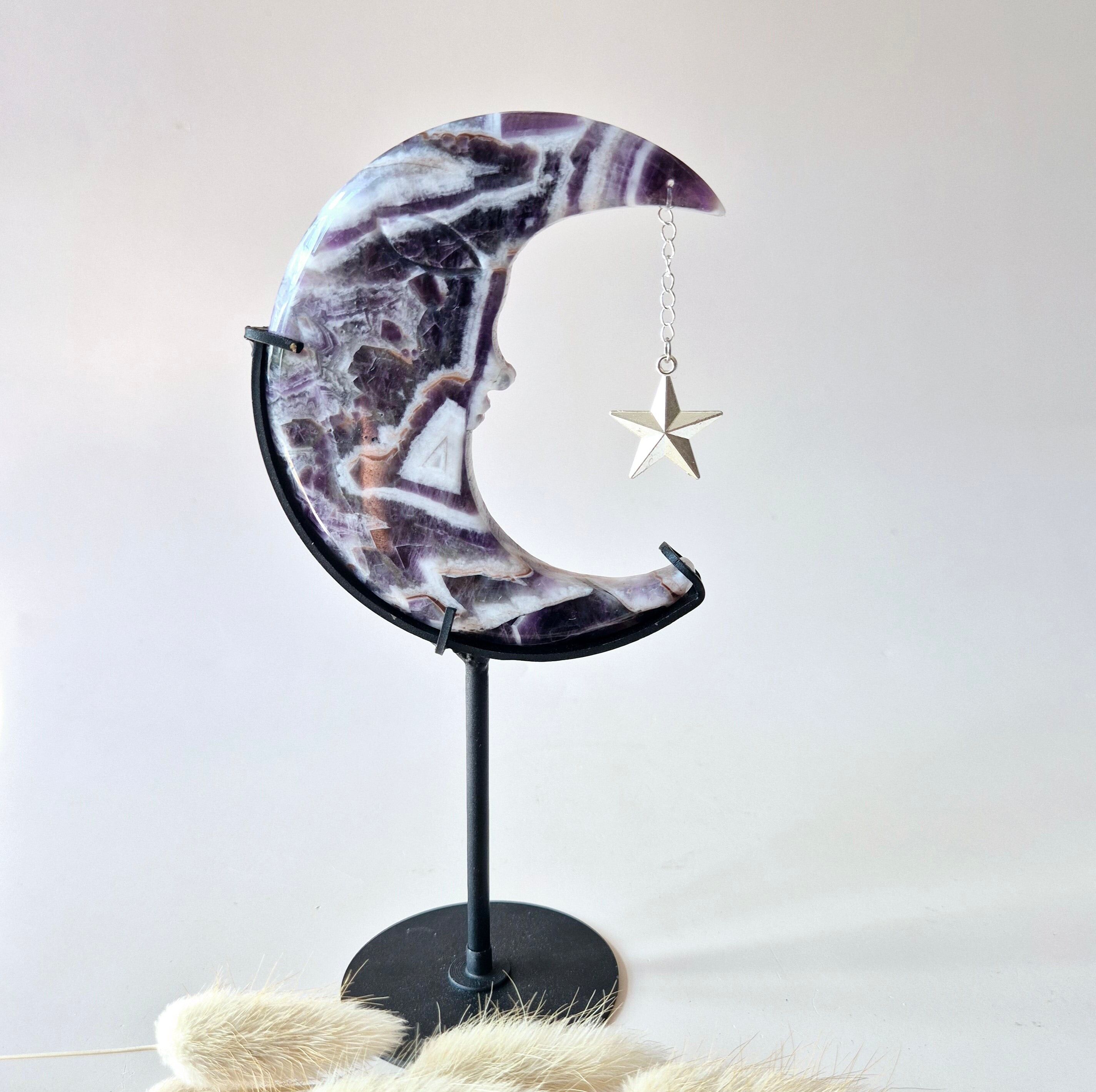 Luna de Amatista de Ensueño en Soporte – 10 cm #7 – Grabado Facial con Piedra Preciosa Interior Espiritual (copia) (copia) (copia) (copia) (copia) (copia) (copia) (copia)