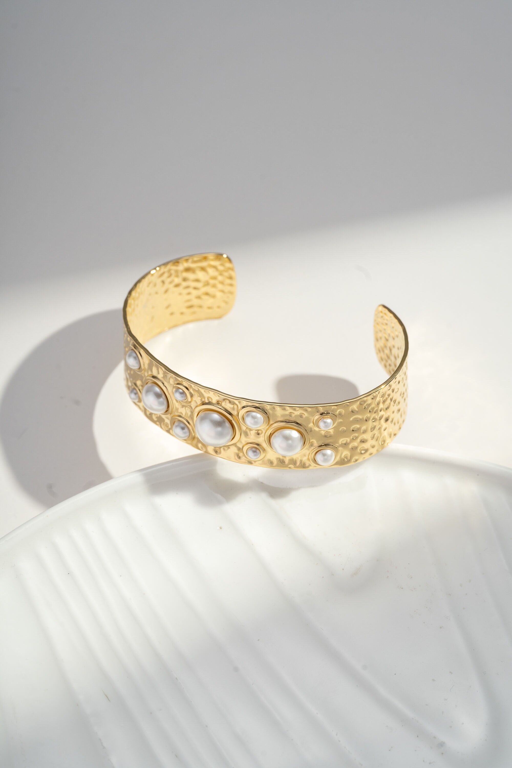 Goldfarbener Perlenarmreif aus Edelstahl – Zeitlose Eleganz