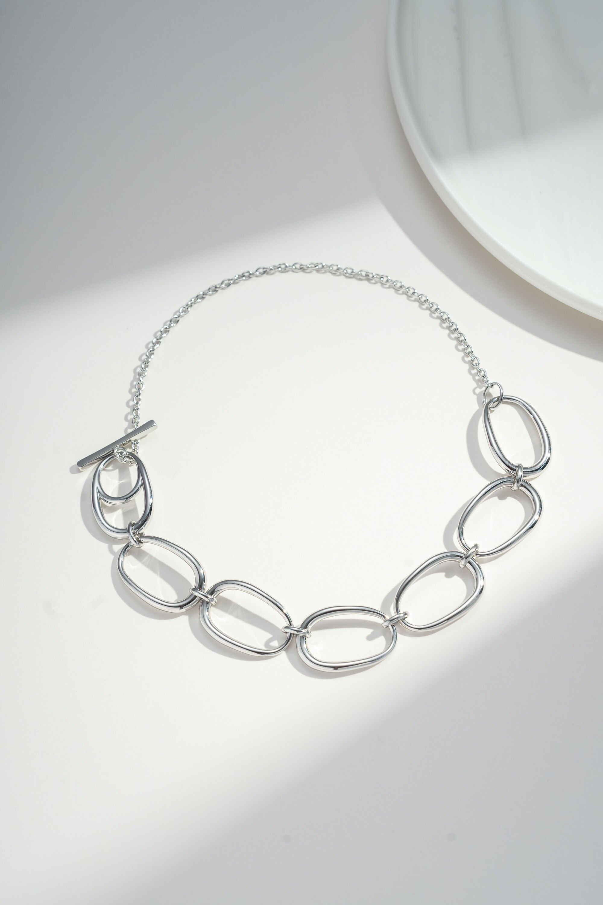 Moderne Halskette mit ovalen Gliedern aus Edelstahl in Silber