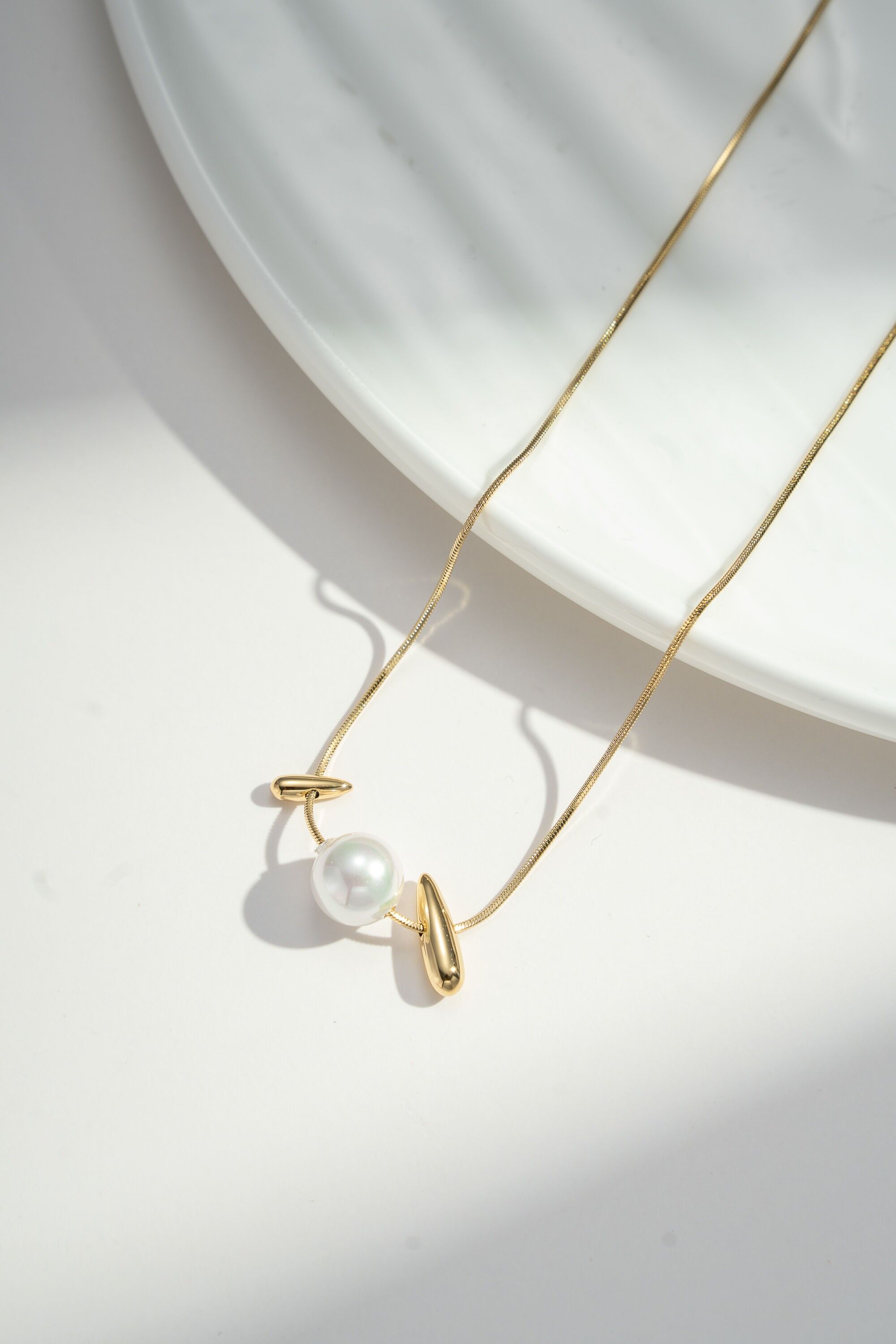 Moderne elegante minimalistische Perlenkette aus Edelstahl