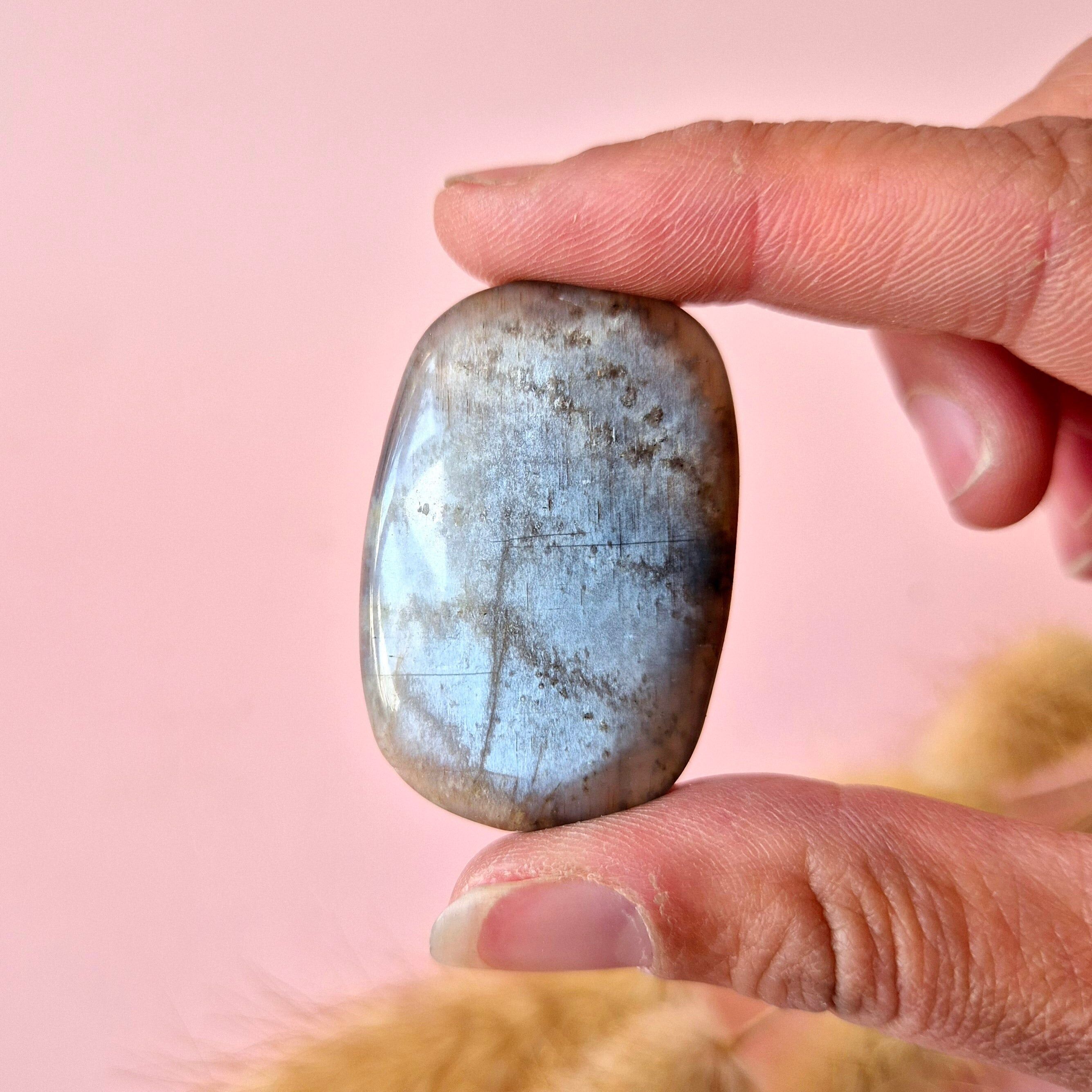 Piedra preciosa de preocupación, piedra lunar negra llamativa, piedra de palma – Tallas S y M | Intuición y energía de luna nueva