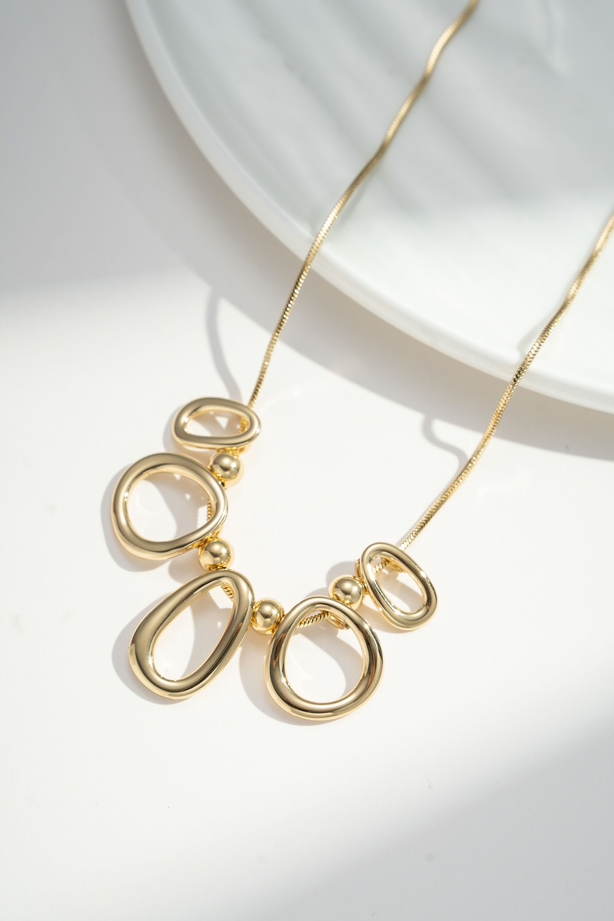 Moderne organische Gliederkette mit schickem Design aus Stahl