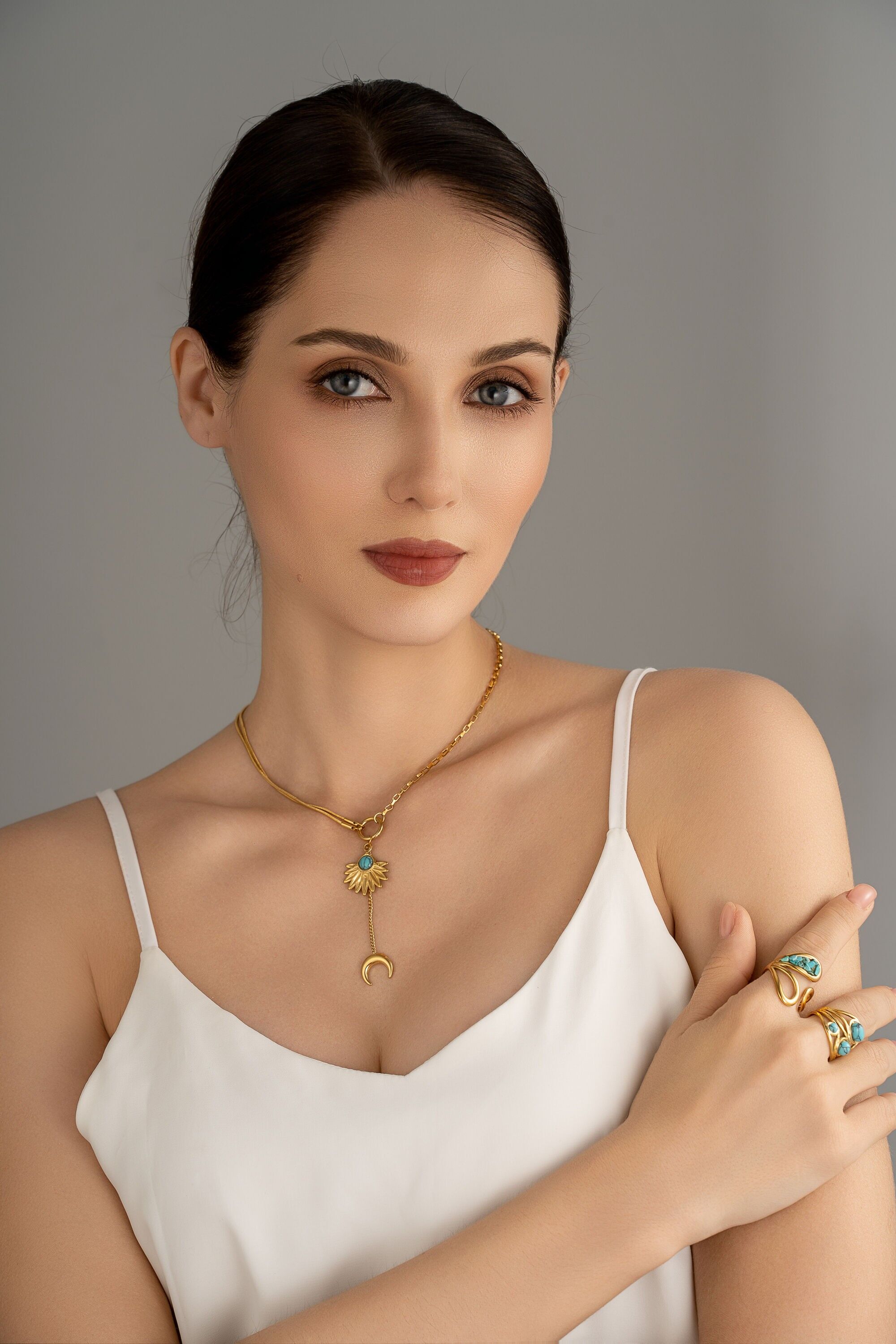 Vergoldete Edelstahlkette mit türkisfarbenem Sonne- und Mondanhänger, Bohemian