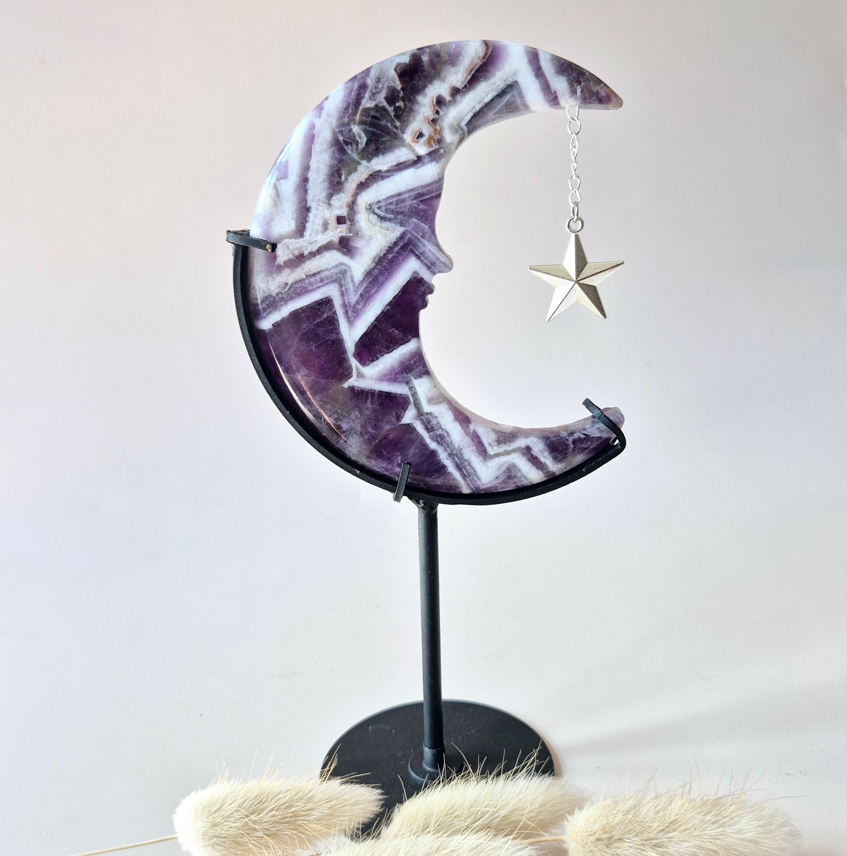 Luna de Amatista de Ensueño con Soporte – 12 cm #10 – Grabado de Cara de Piedra Preciosa con Interior Espiritual