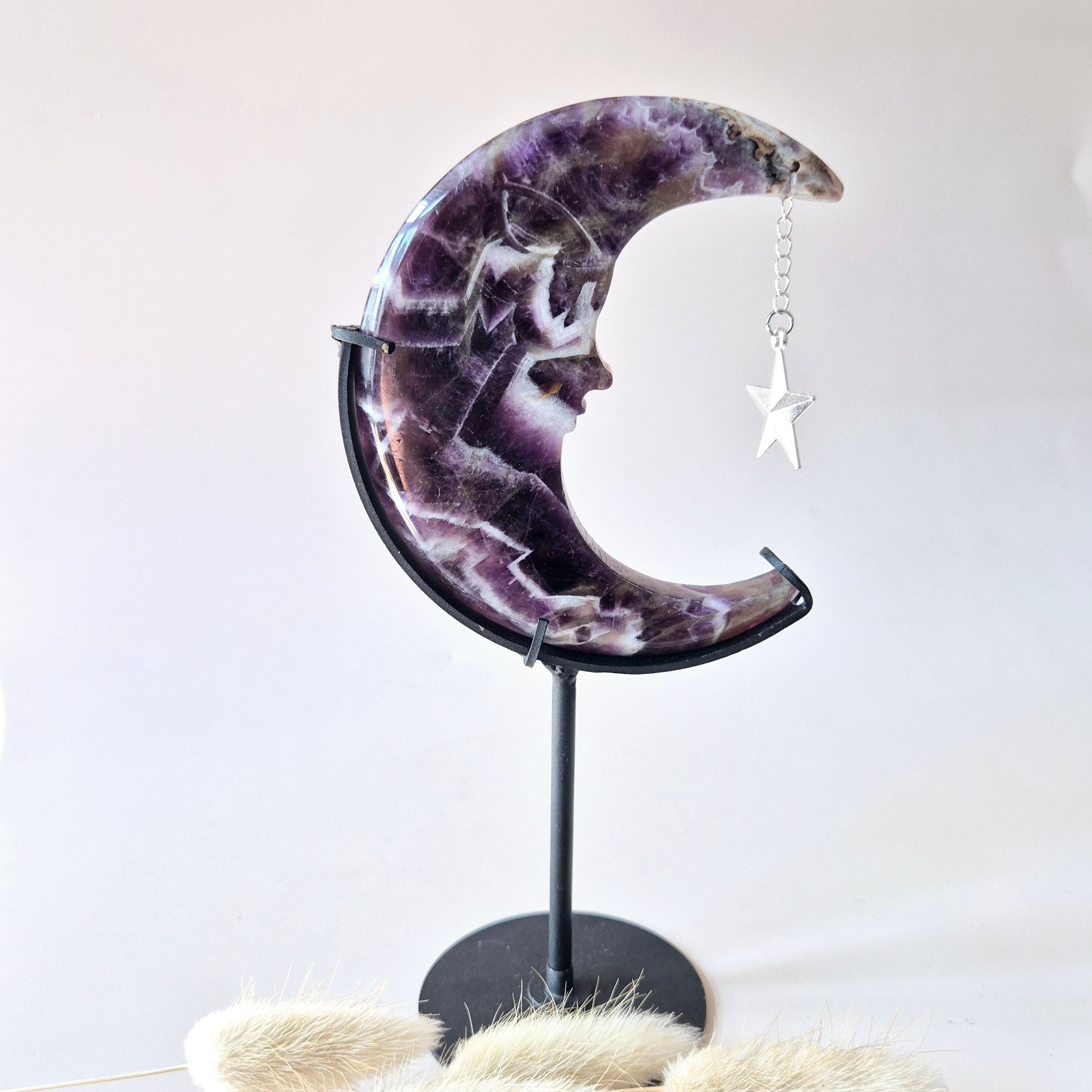 Luna de Amatista de Ensueño con Soporte – 13 cm #10 – Grabado de Cara de Piedra Preciosa con Interior Espiritual