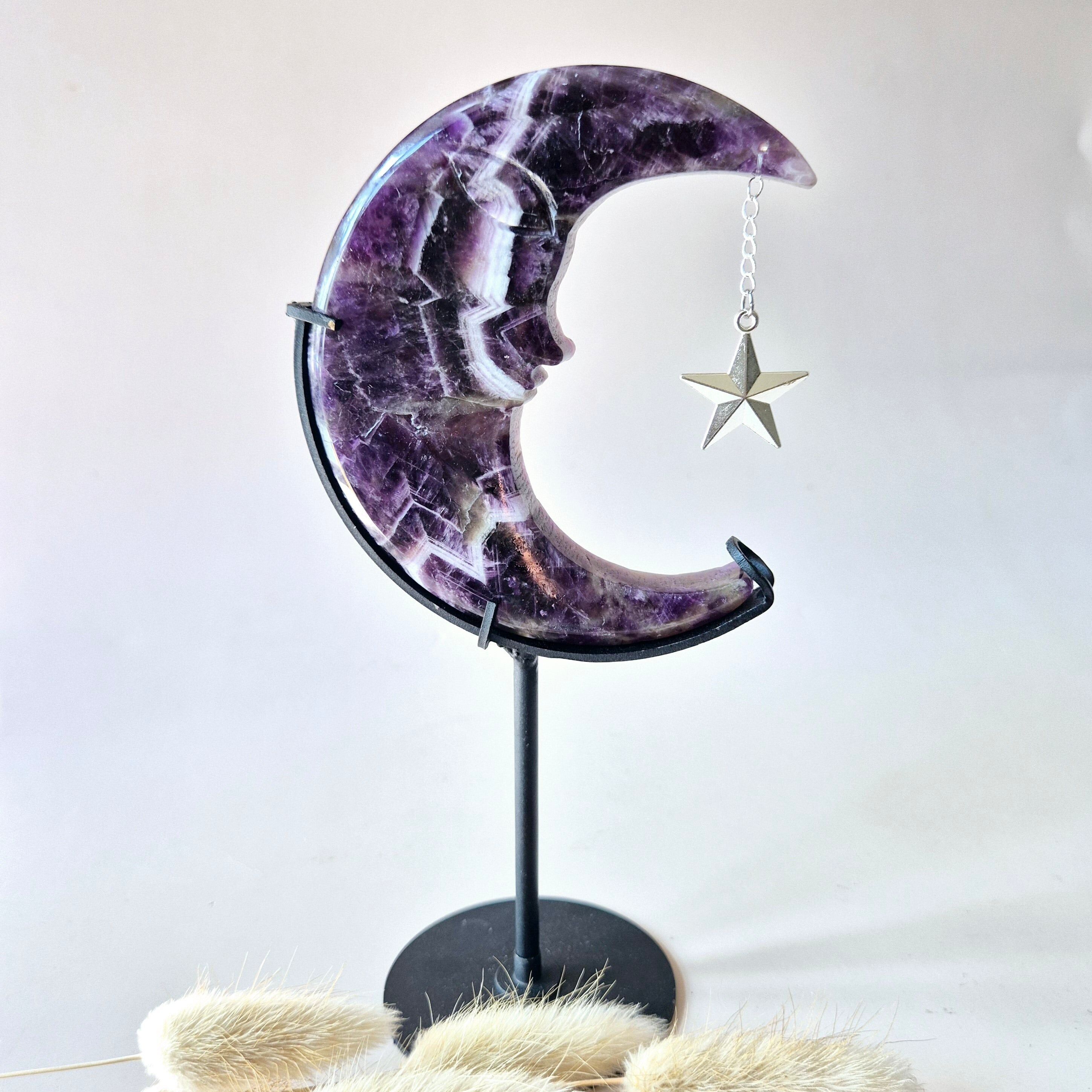 Luna de Amatista de Ensueño con Soporte – 15 cm #10 – Grabado de Cara de Piedra Preciosa con Interior Espiritual