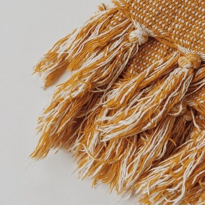 Coperta gialla morbida con nappe