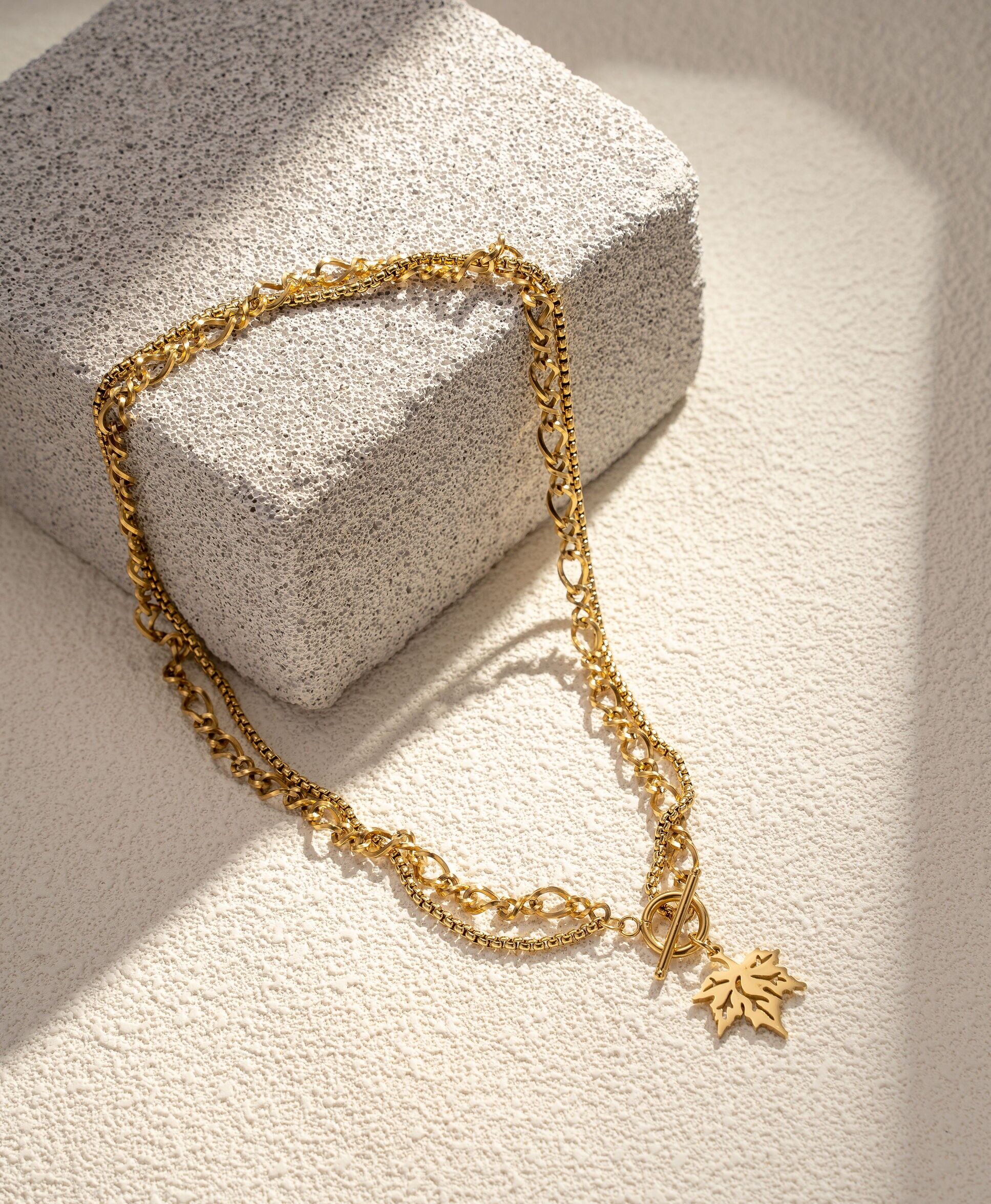 Doppelt gewickelte vergoldete Edelstahlkette mit Blattanhänger