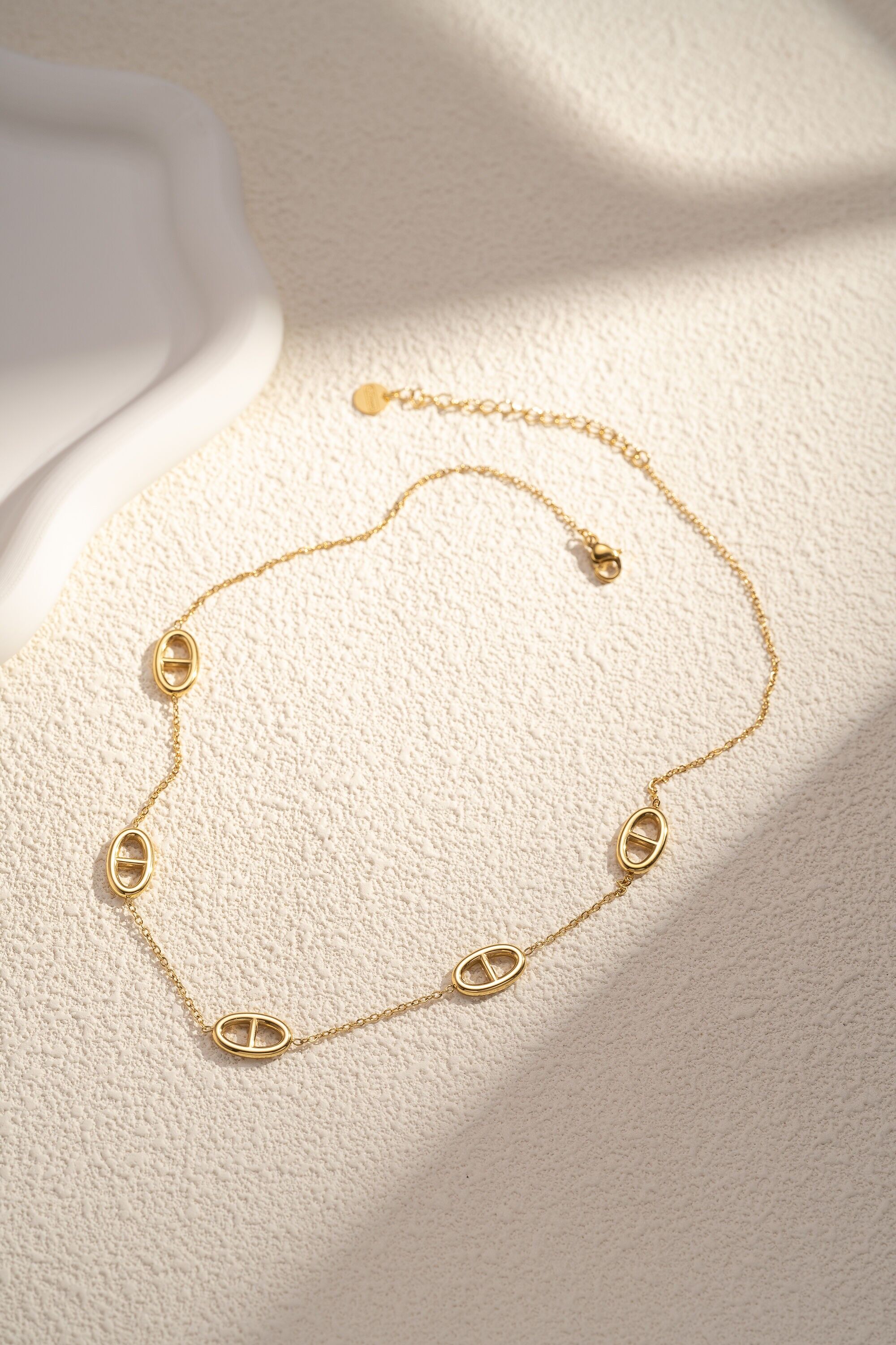 Minimalistische Goldkette mit durchbrochenen Ovalen aus Edelstahl