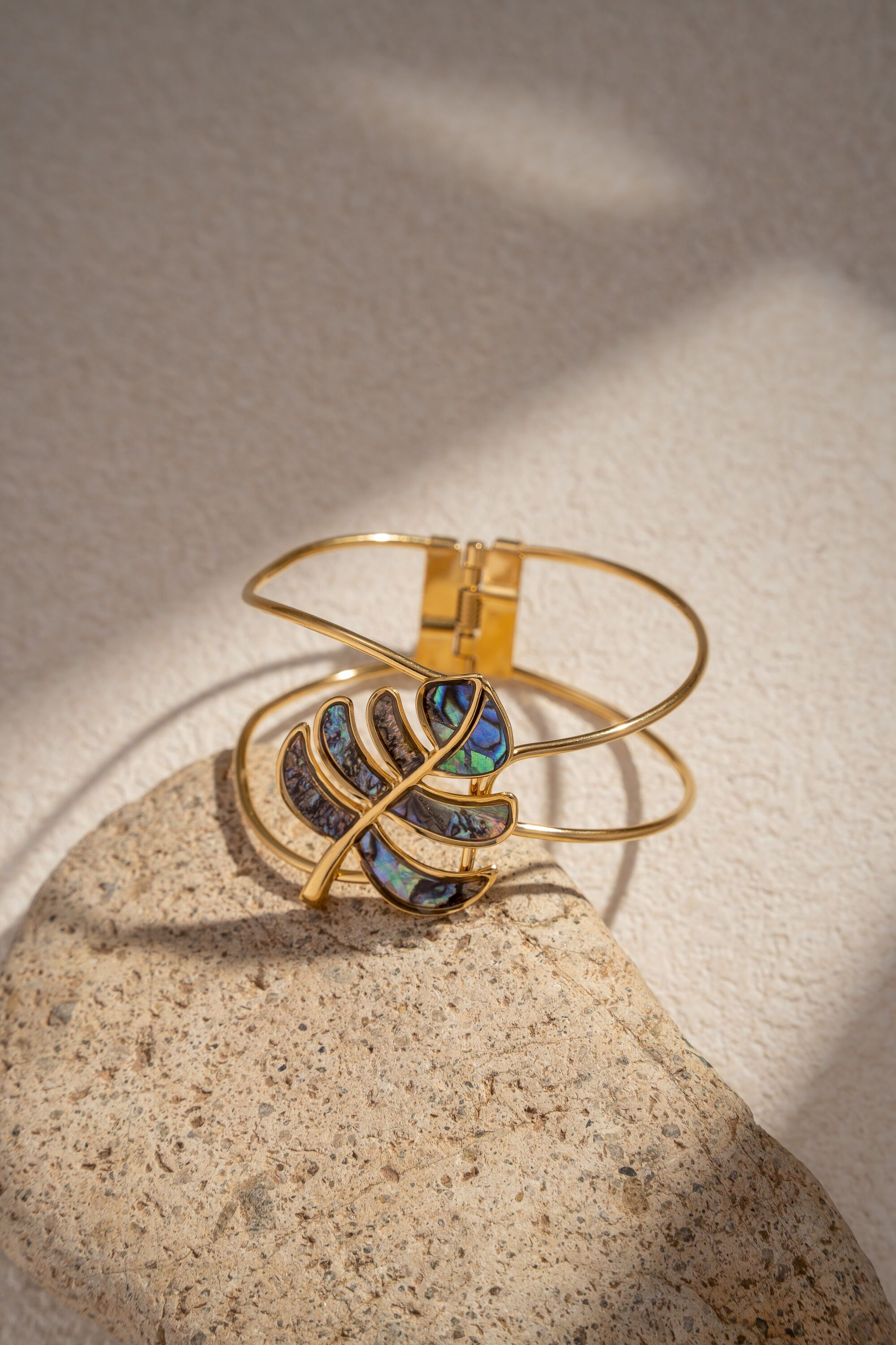 Tropical leaf bangle bracelet in gold-plated stainless steel with mother-of-pearl