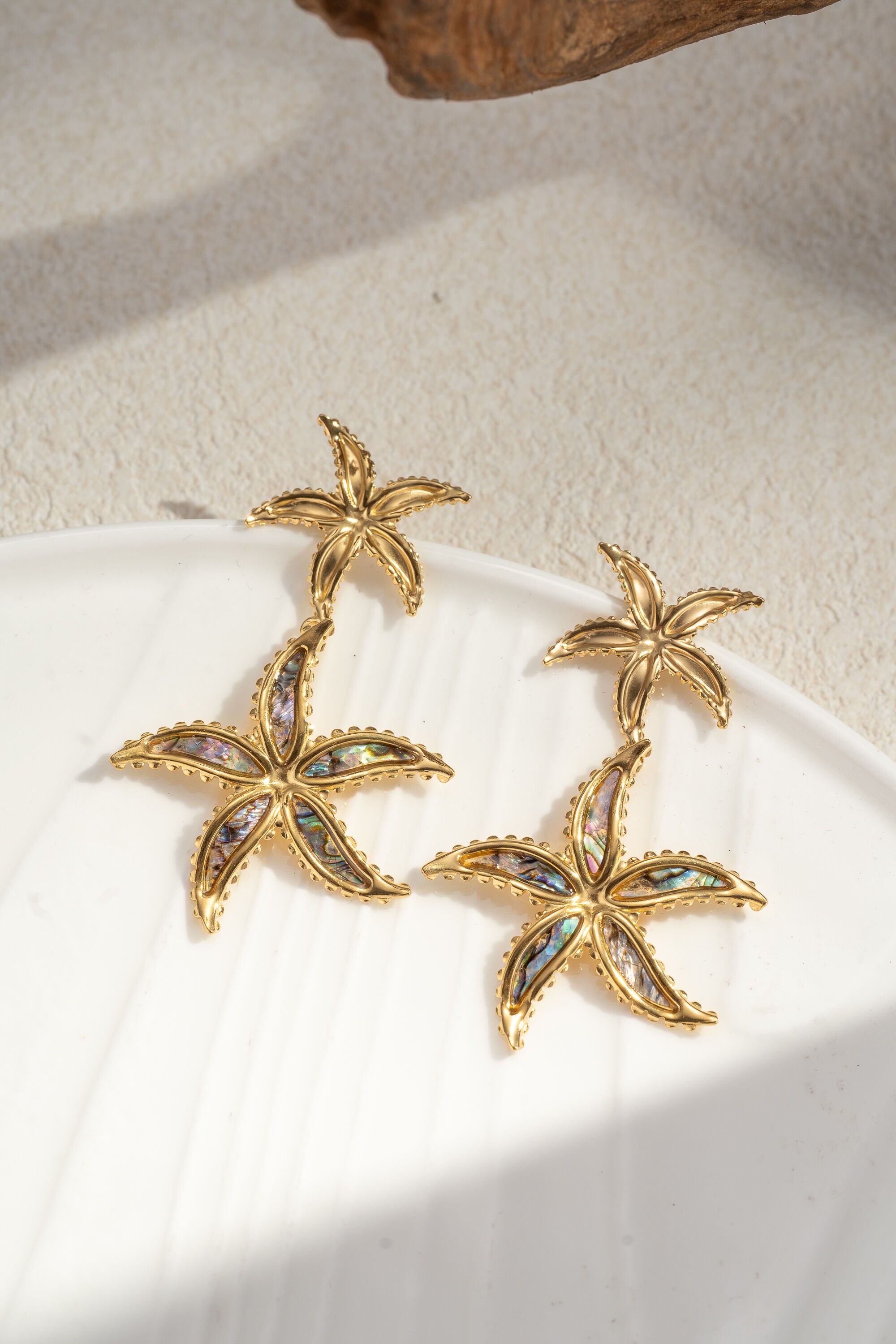 Edelstahlohrring mit schillerndem Perlmutt-Seestern