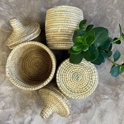 Panier de rangement en osier tressé à la main avec couvercle – Décor bohème – Ø18 × H30 cm – Fabriqué au Maroc