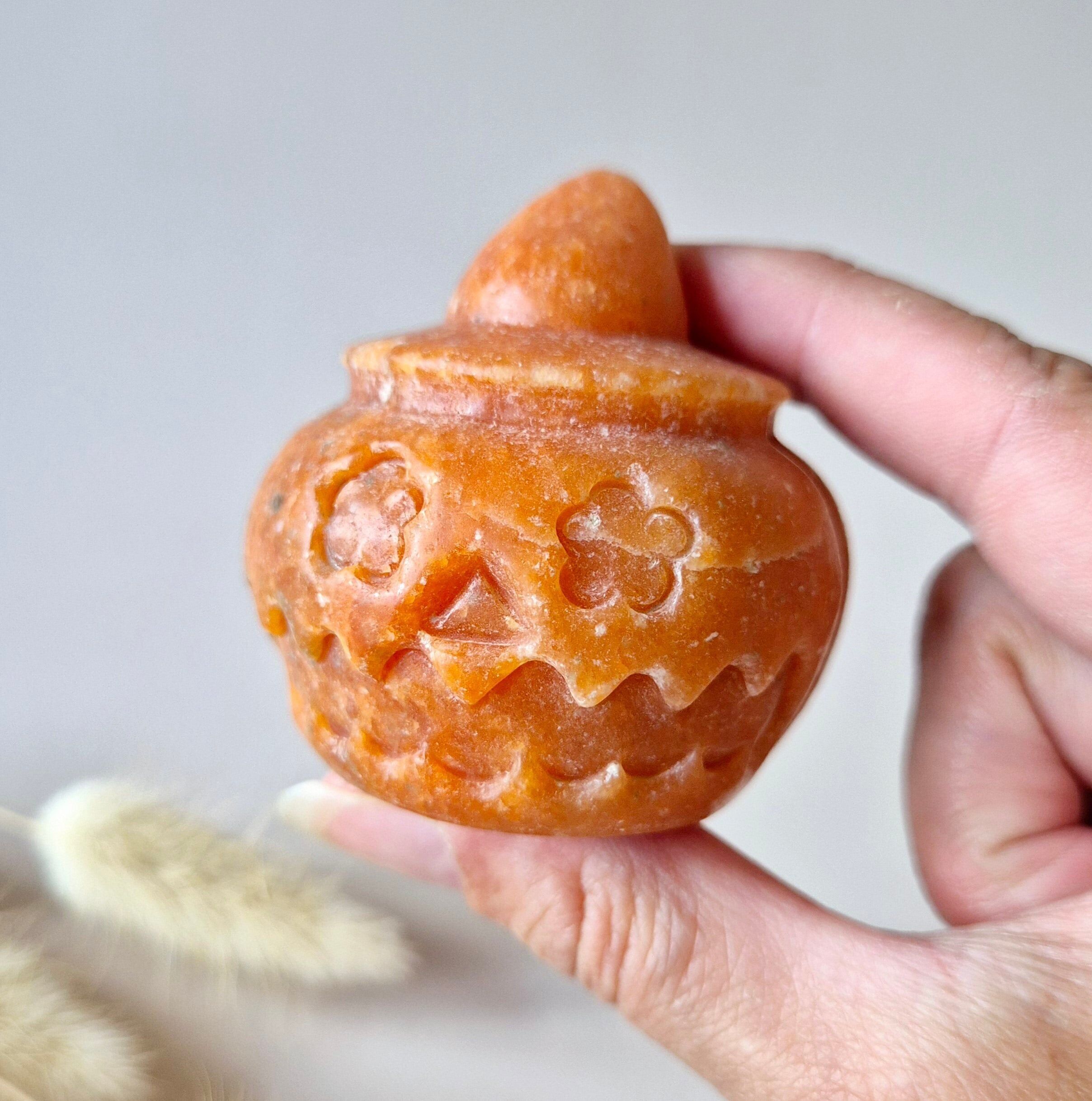 Citrouille d'Halloween en calcite orange et pierres précieuses – Sculpture Jack-o'-Lantern