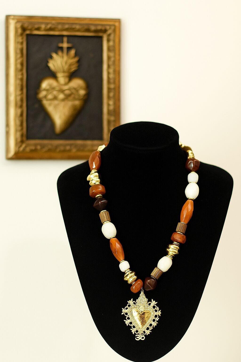 Collana vintage bohémien con cuore sacro e perline naturali