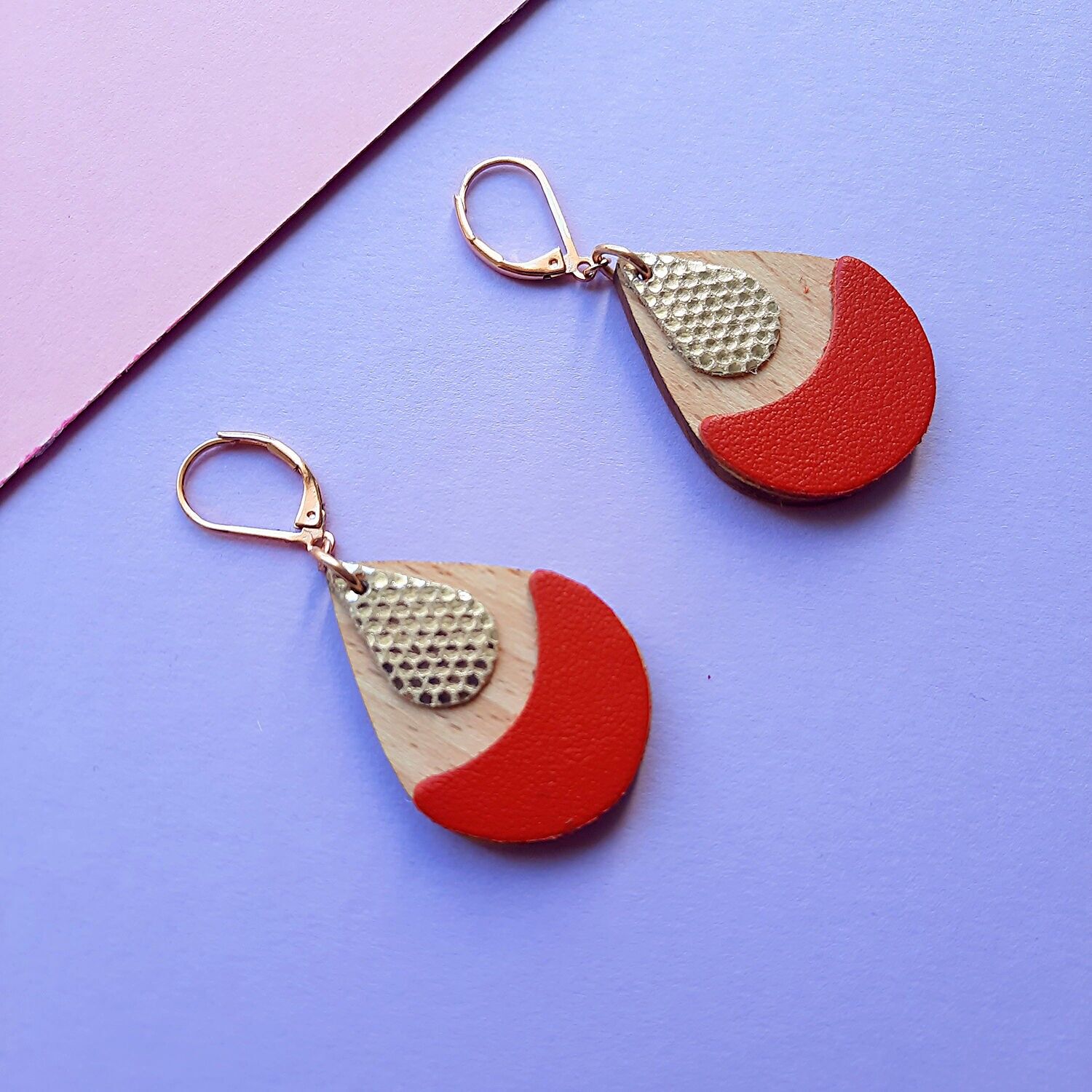 Orecchini in legno rosso artistico