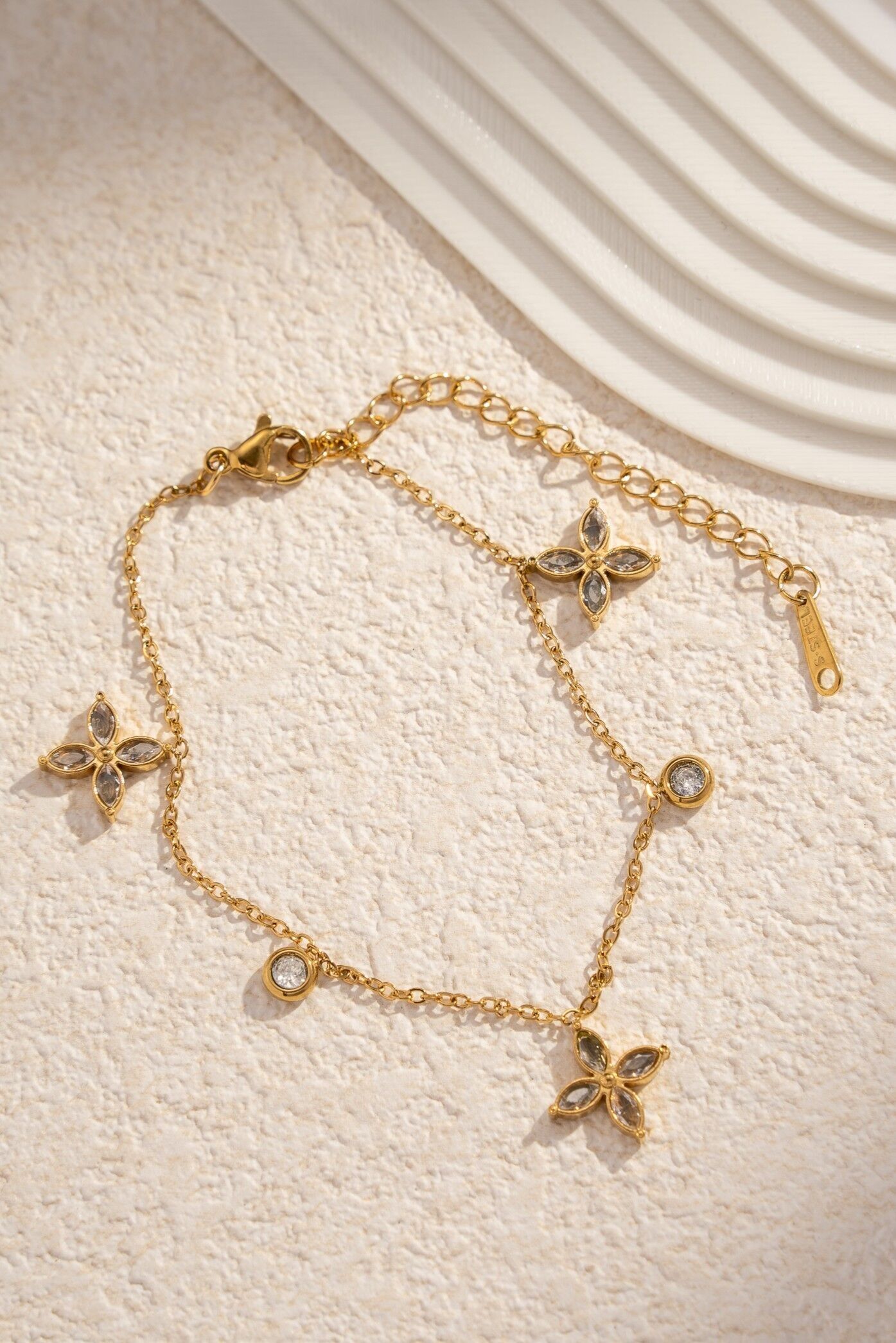Gold clover bracelet in stainless steel with flower charm