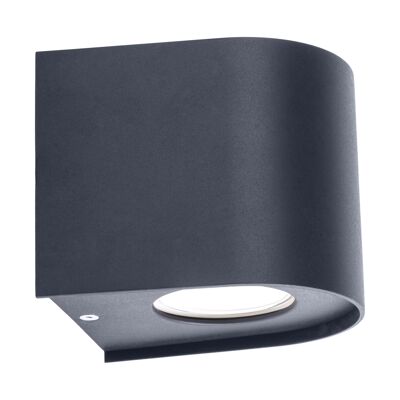 La lampada da parete per esterni a LED "ALECTO" misura 10,5 x 11,7 cm ed è alta 10 cm. È realizzato in plastica di alta qualità con una superficie leggermente ruvida che sembra verniciata. Il nero senza tempo rende la lampada universalmente utilizzabile.