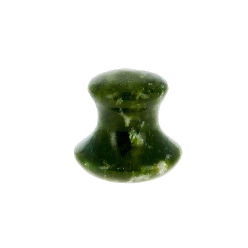 Massaggio facciale con fungo di giada verde scuro