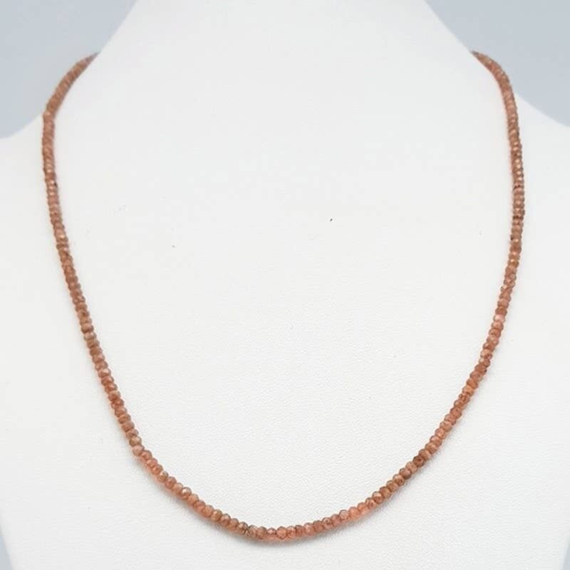 Collana con pietra del sole sfaccettata